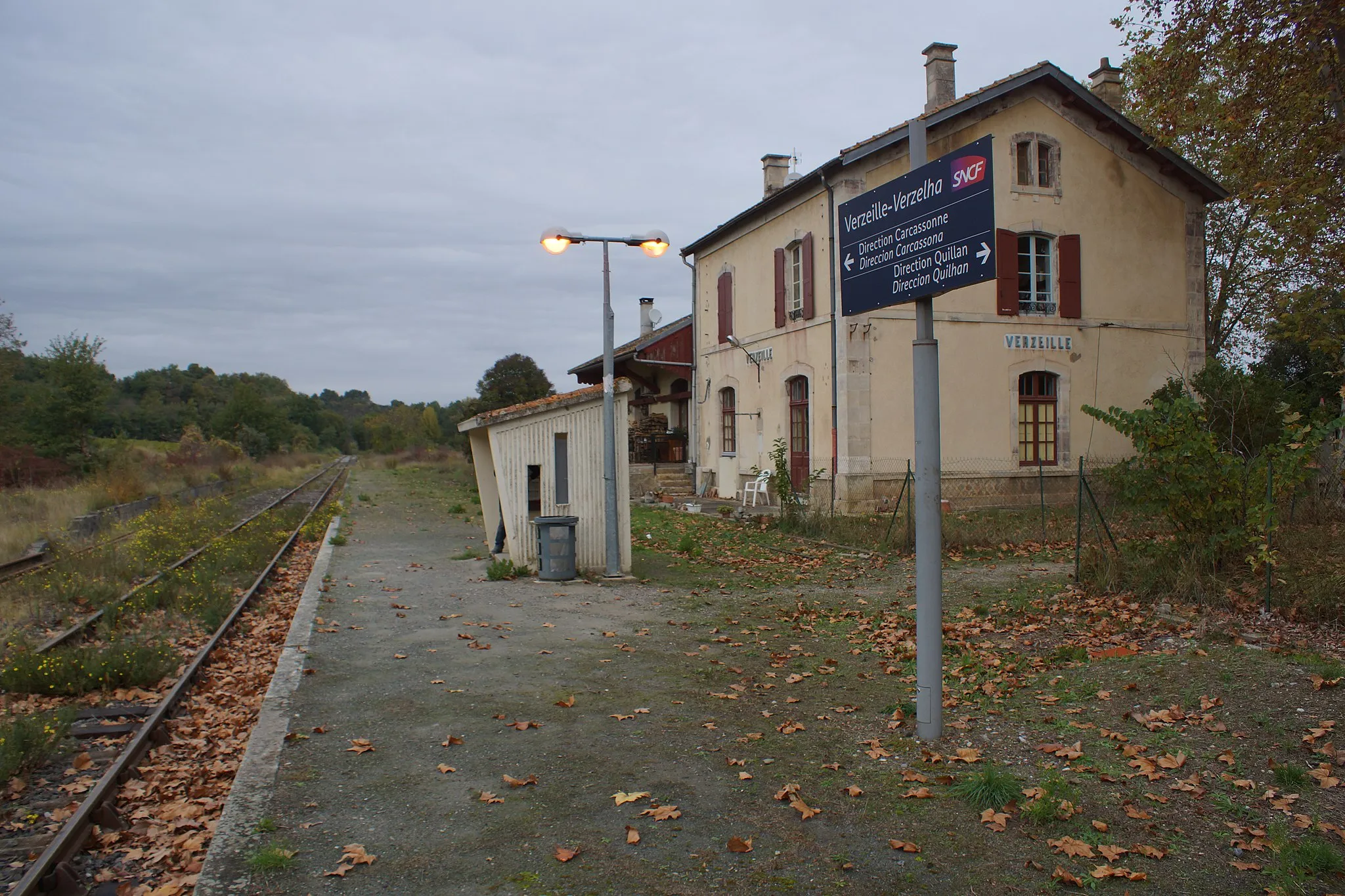 Photo showing: Gare de Verzeille : voie, quai et abri du quai de la halte.