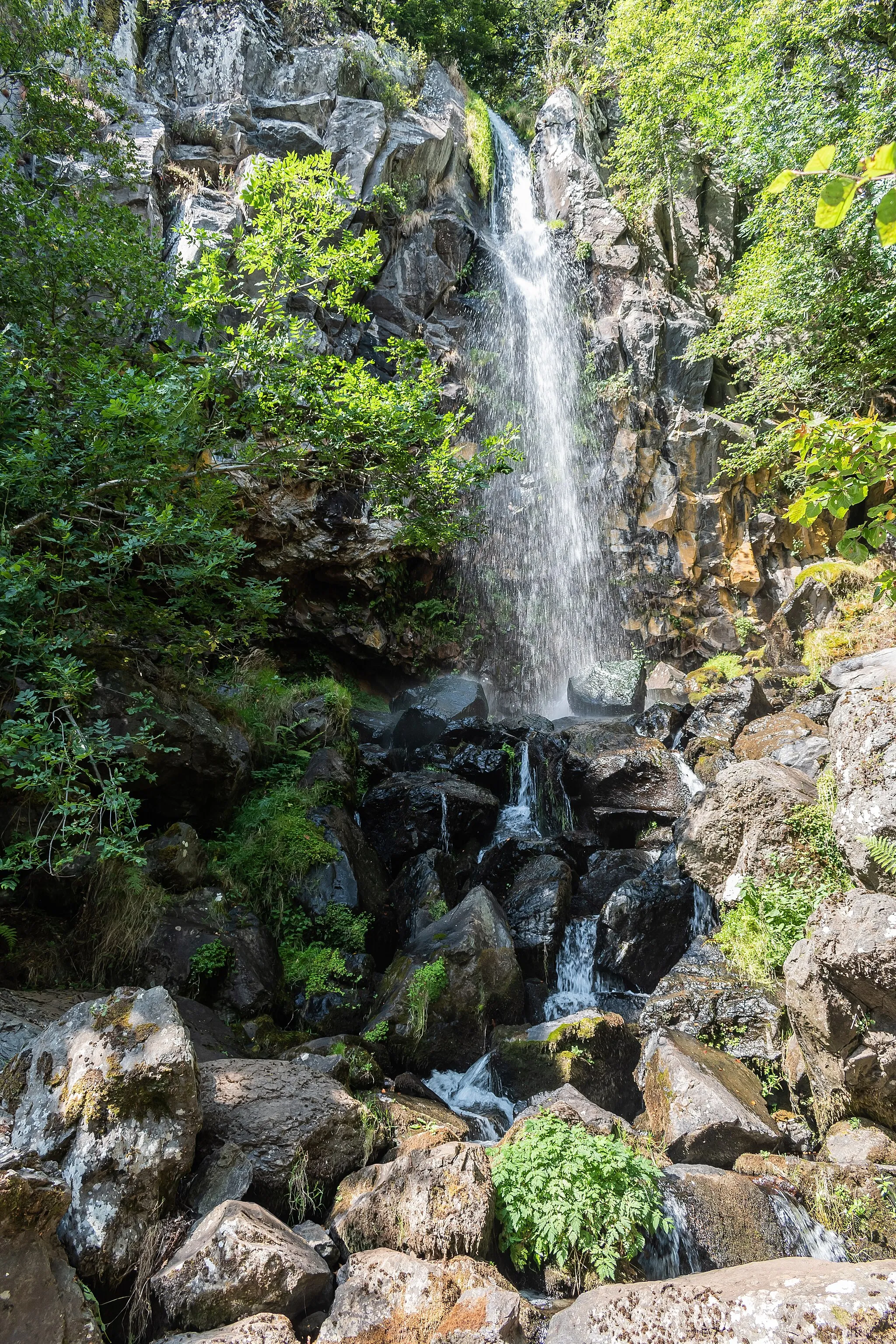 Photo showing: Cascade du Devèz in commune of Curières, Aveyron, France