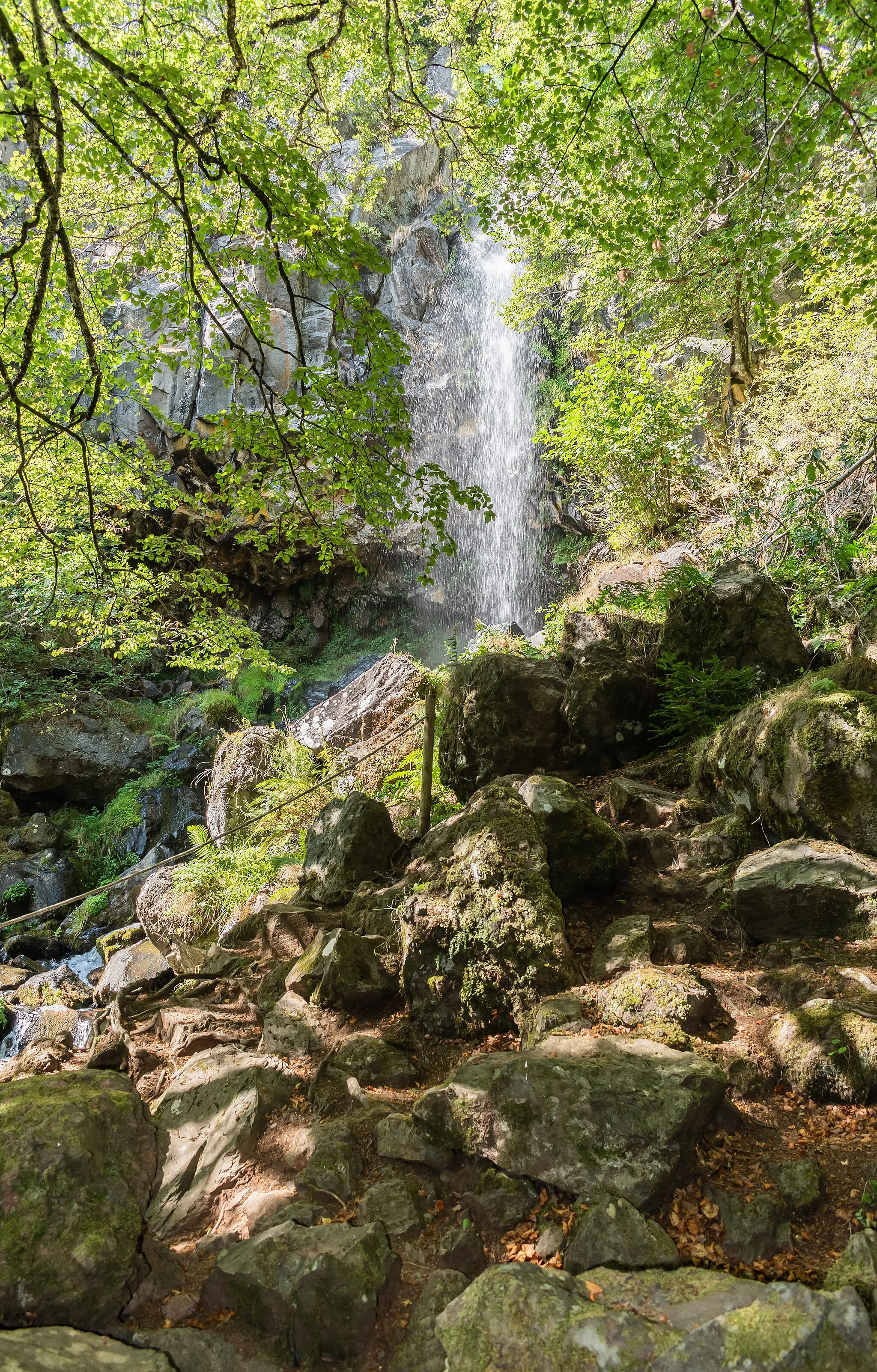 Photo showing: Cascade du Devèz in commune of Curières, Aveyron, France