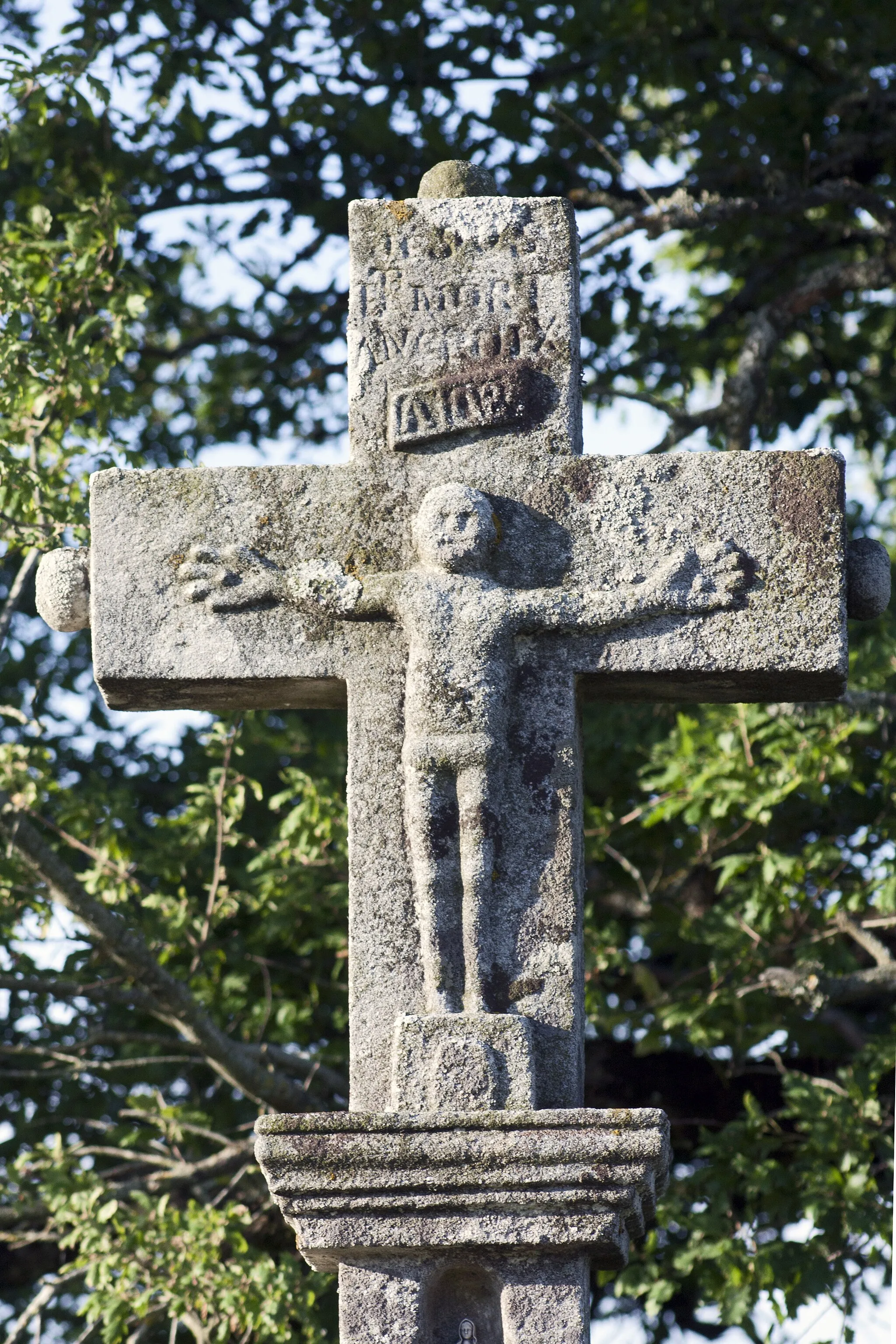 Photo showing: Wayside cross halfway between the Church of Saint Xist and the Church of the Clapier.