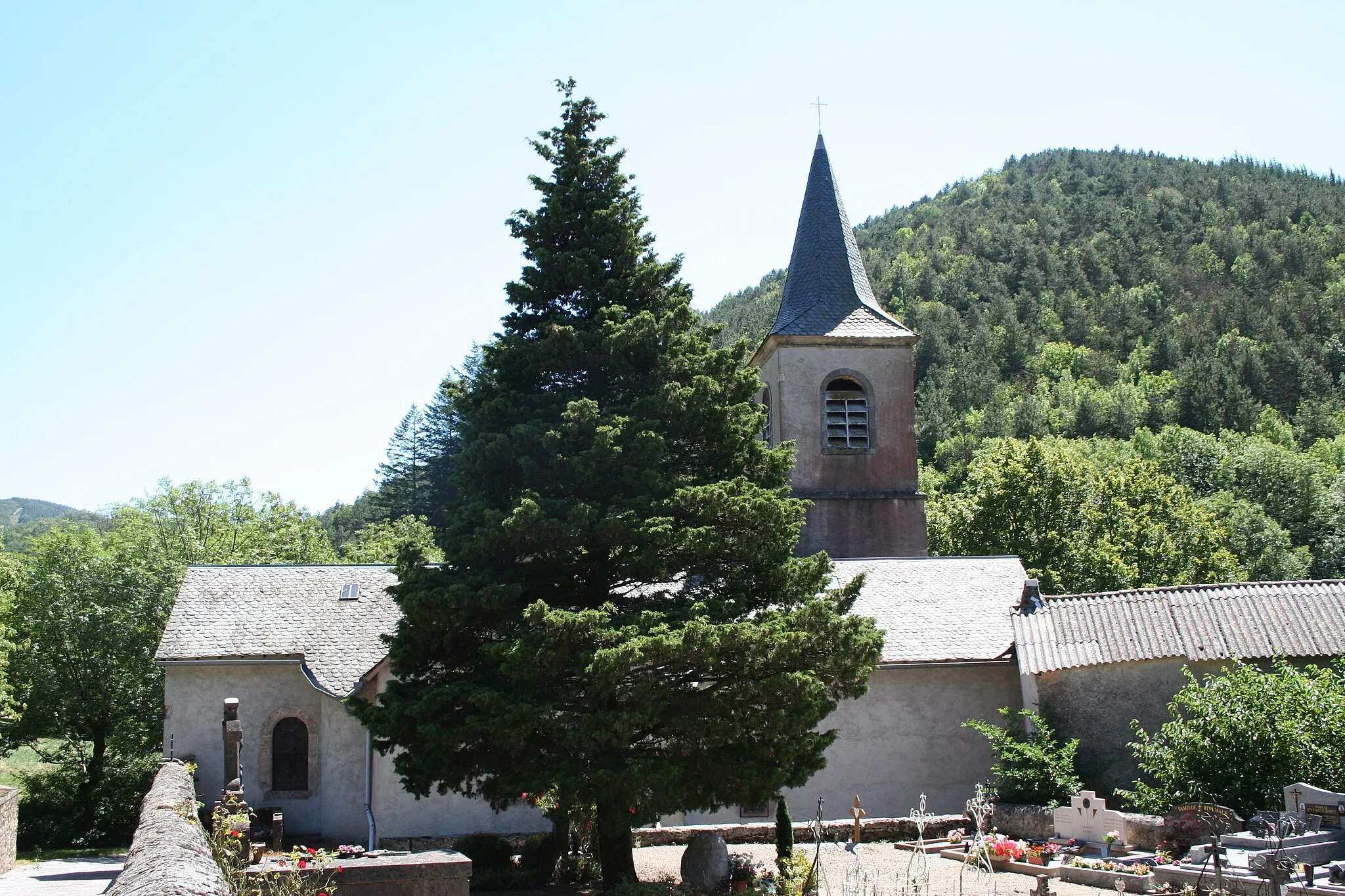 Photo showing: Mélagues (Aveyron) - Église Saint-Martin et son cimetière.