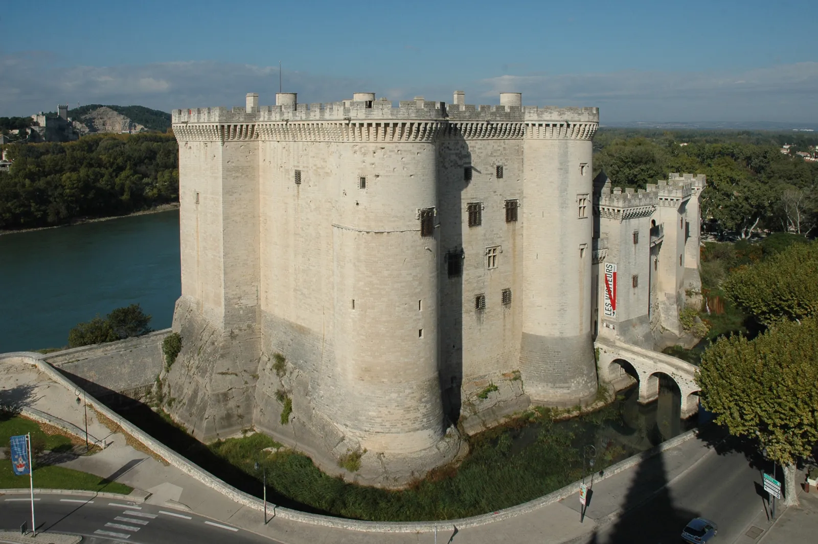 Photo showing: Tarascon Le Chateau. The Château de Beaucaire is visible in the background.in the bed