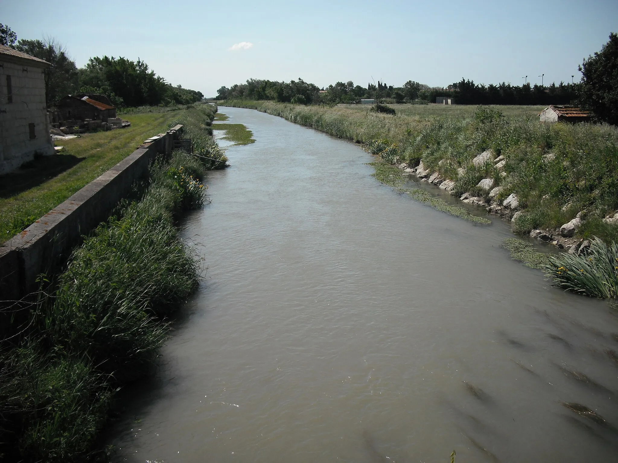 Photo showing: Canal du Vigueirat à Mas-Thibert, commune d'Arles.
