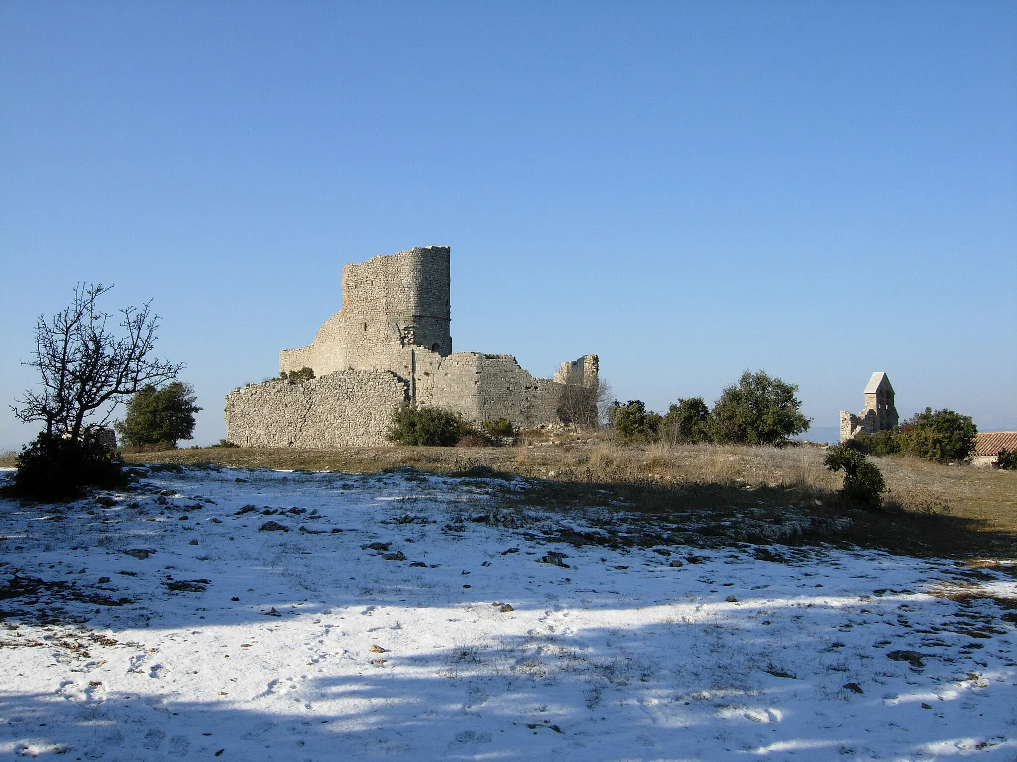 Photo showing: Aumelas (Hérault) - château et chapelle castrale, un jour de neige.