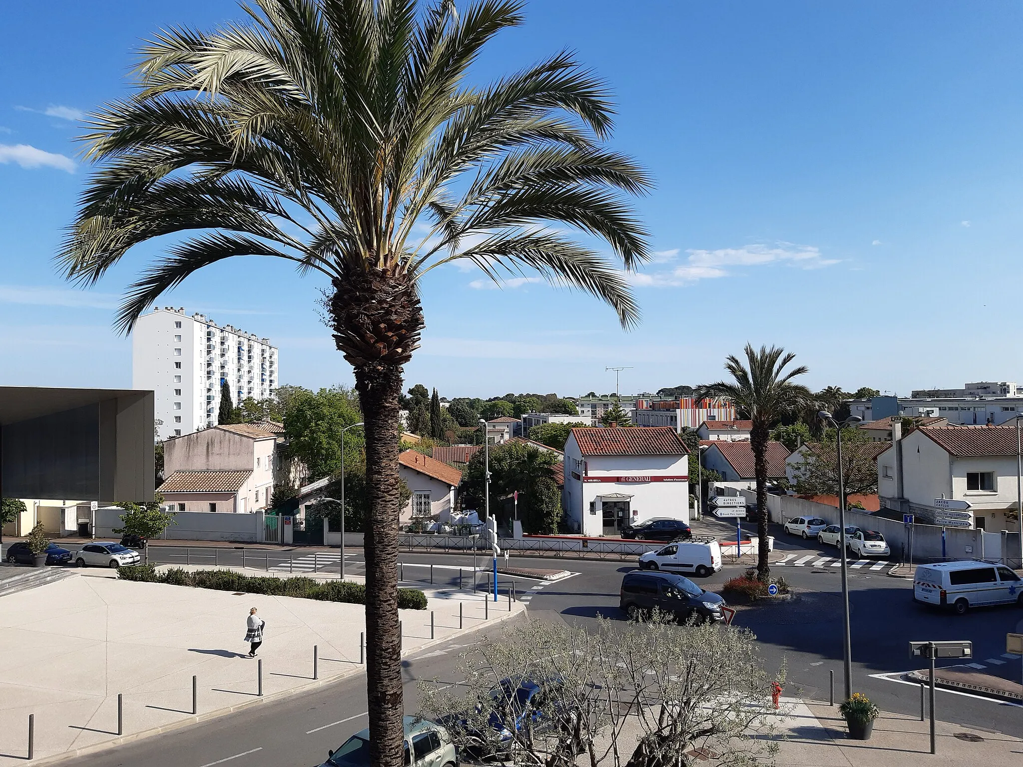 Photo showing: Intersection de l'avenue du Jeu de Mail, de la rue de la Crouzette et de l'allée Marie Curie.