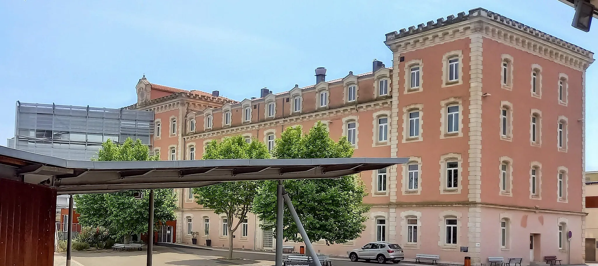 Photo showing: Lycée Charles de Gaulle, ancienne caserne de Lutzen