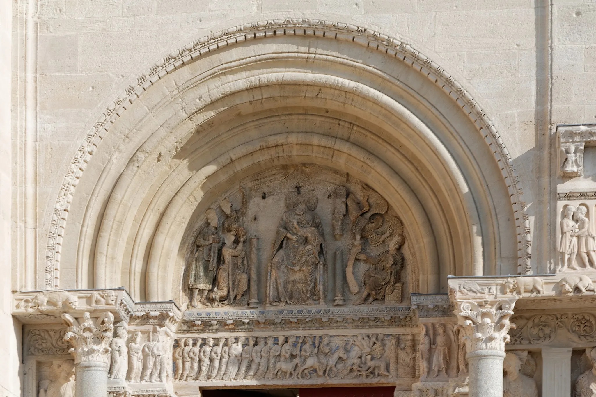 Photo showing: Tympanum: Madonna and Child, in majesty, Adoration of the Magi, Joseph's dream. Frieze of the lintel: Procession of the Apostles, Jesus enters Jerusalem mounted on a donkey, Reception by the people and recognition of Jesus as the Messiah.