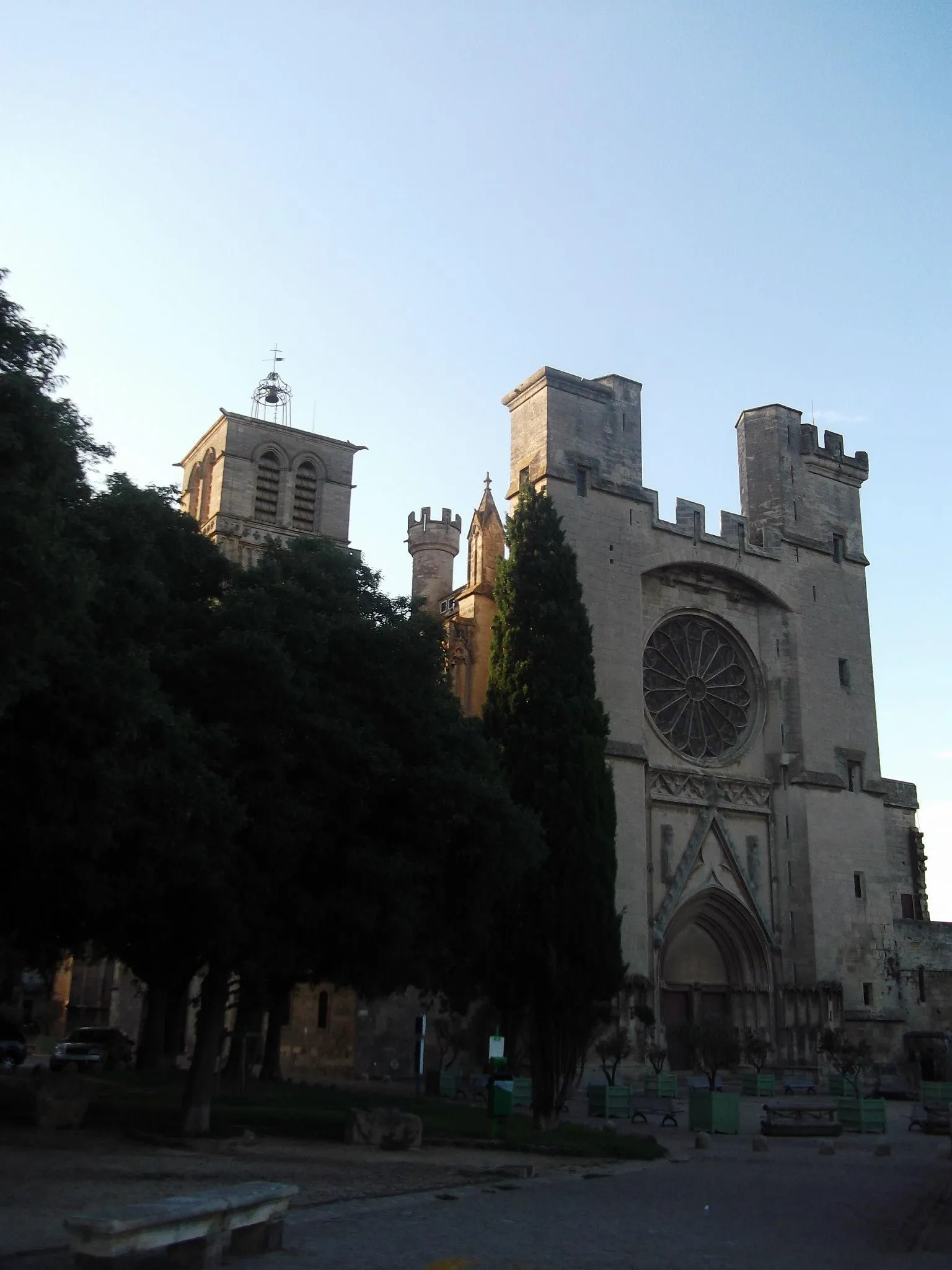 Photo showing: This is the square of the Cathedral Saint-Nazaire of Beziers, it is a Gothic Southern style church, built in the thirteenth century