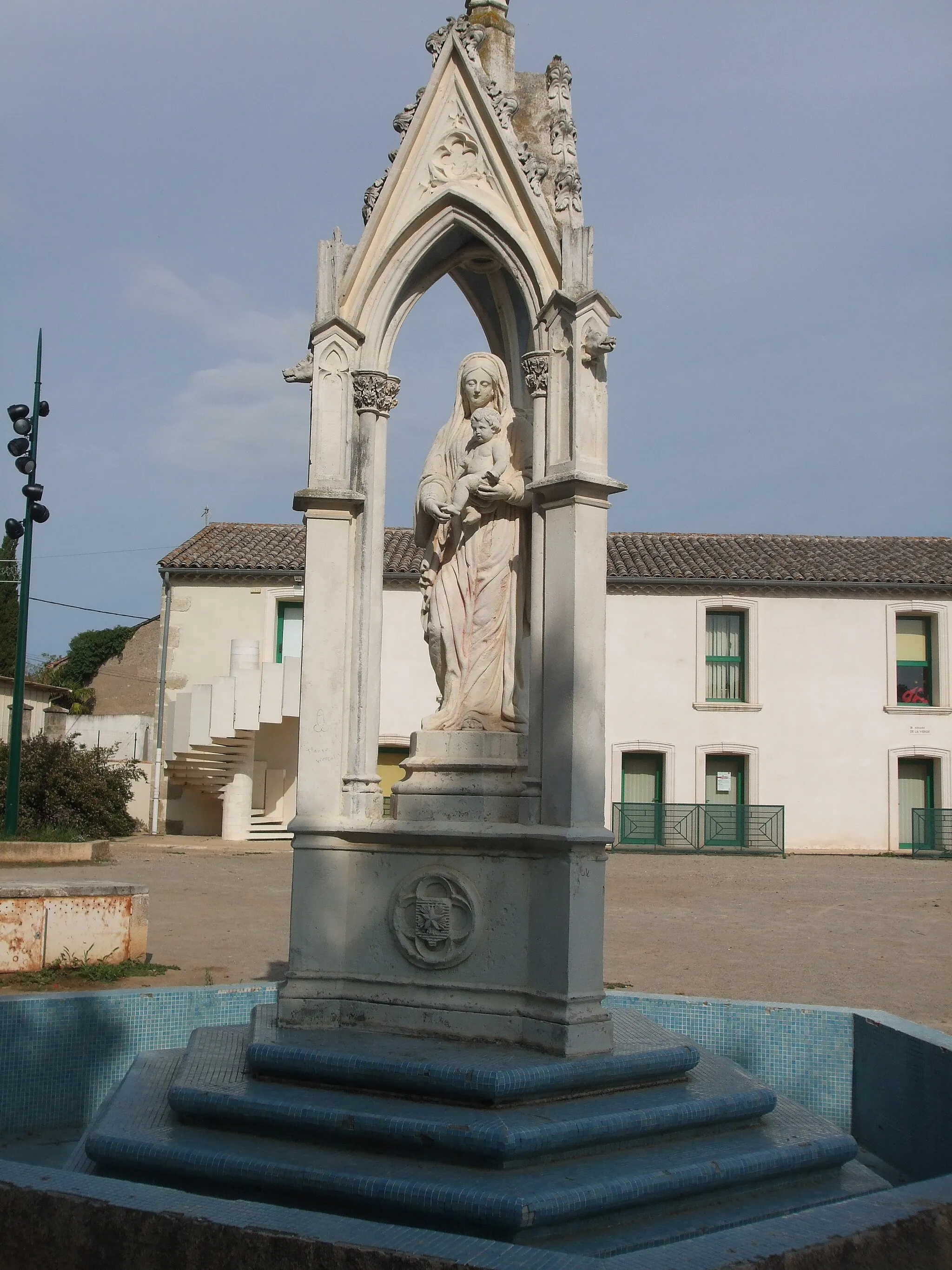 Photo showing: Lignan-sur-Orb (Hérault) - Monument avec statue de la Vierge