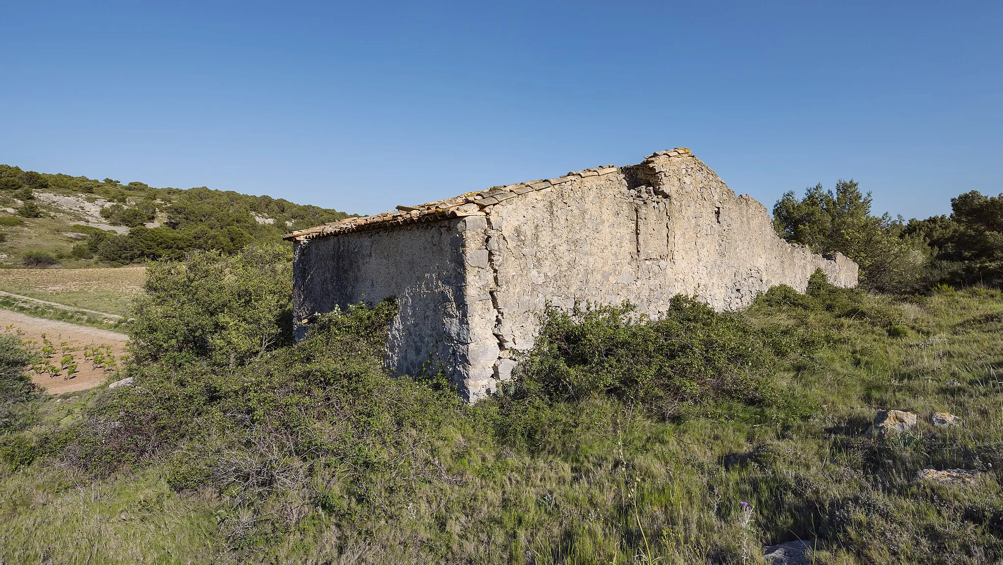 Photo showing: Abandoned building in the Island Saint-Martin. Narbonnaise en Méditerranée Regional Natural Park, commune of Gruissan, Aude, France