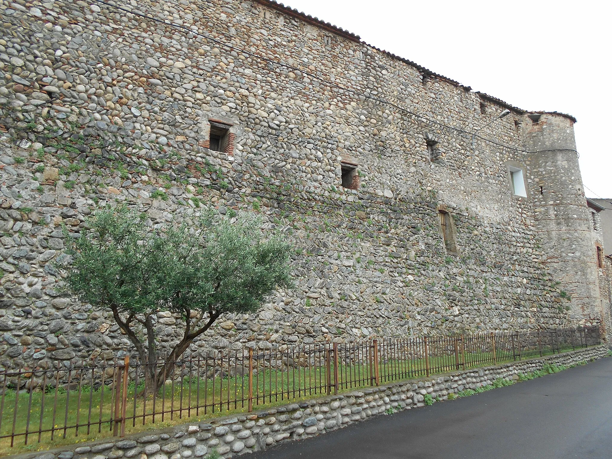 Photo showing: Fragment de muralles del segon recinte fortificat d'Illa. Costat exterior.