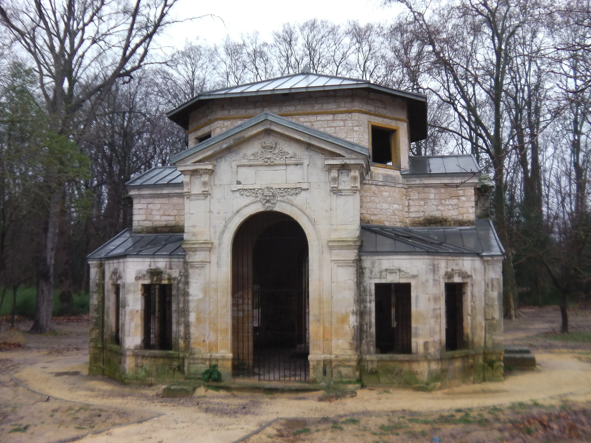 Photo showing: Le pavillon des anciens thermes de Fontcaude à Juvignac (Hérault)