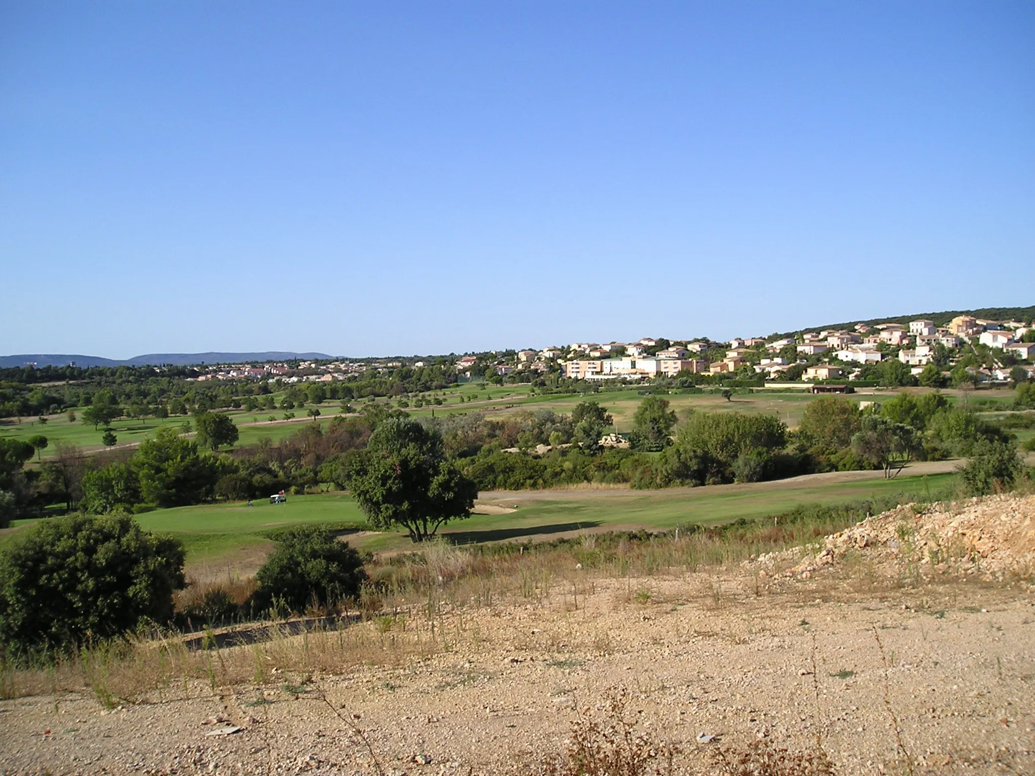 Photo showing: From the Heights of Fontcaude, Northern Juvignac, Hérault, France, a part of Fontcaude golf course viewed from the North, with the Southern parts of Fontcaude.