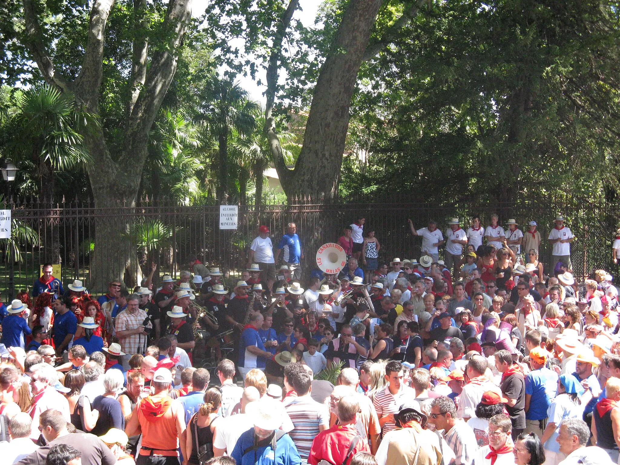 Photo showing: Apéritif musical à la fontaine de Millas durant la féria