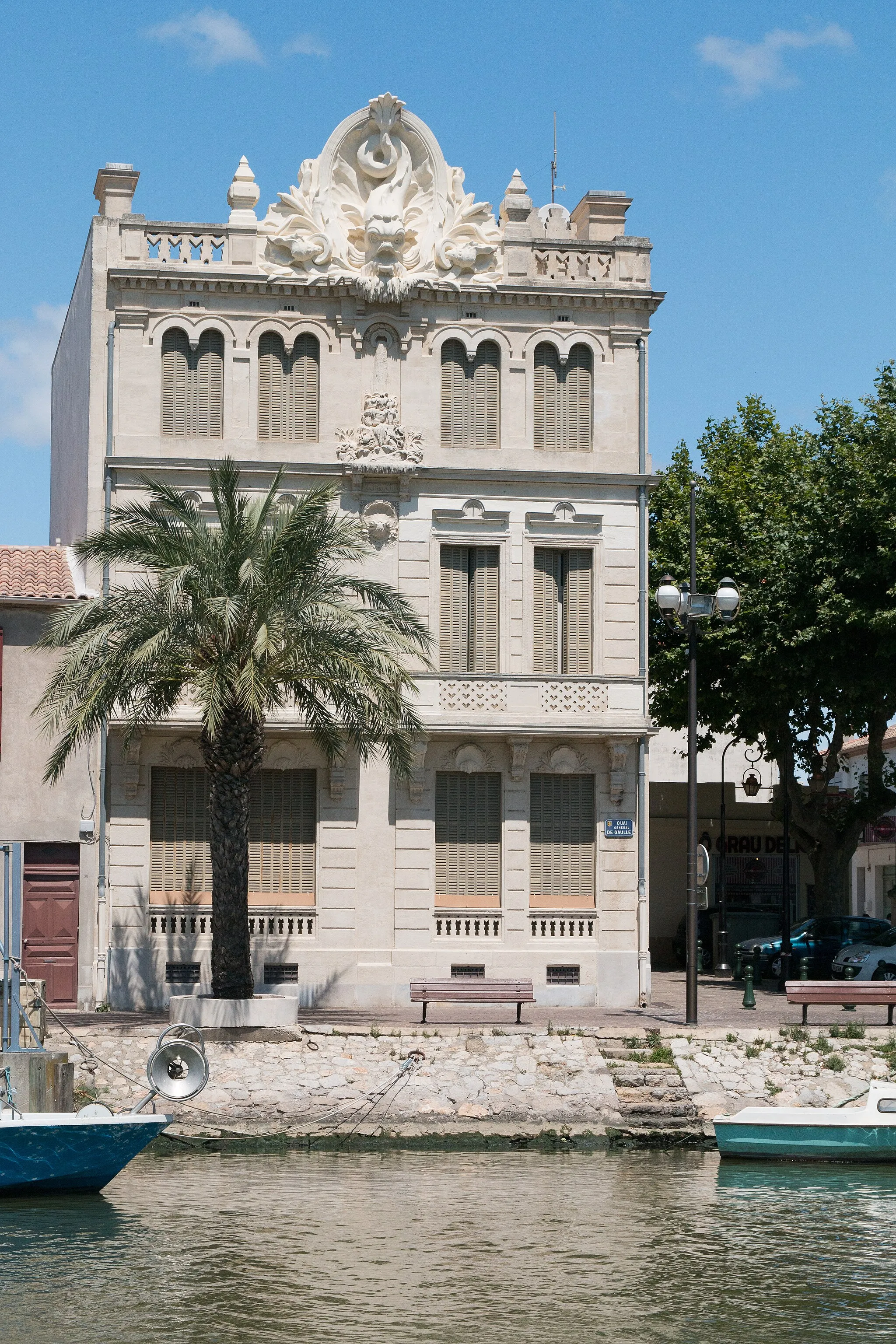 Photo showing: The Triton house, house of a ship-owner, along the gran canal Grau du Roi.