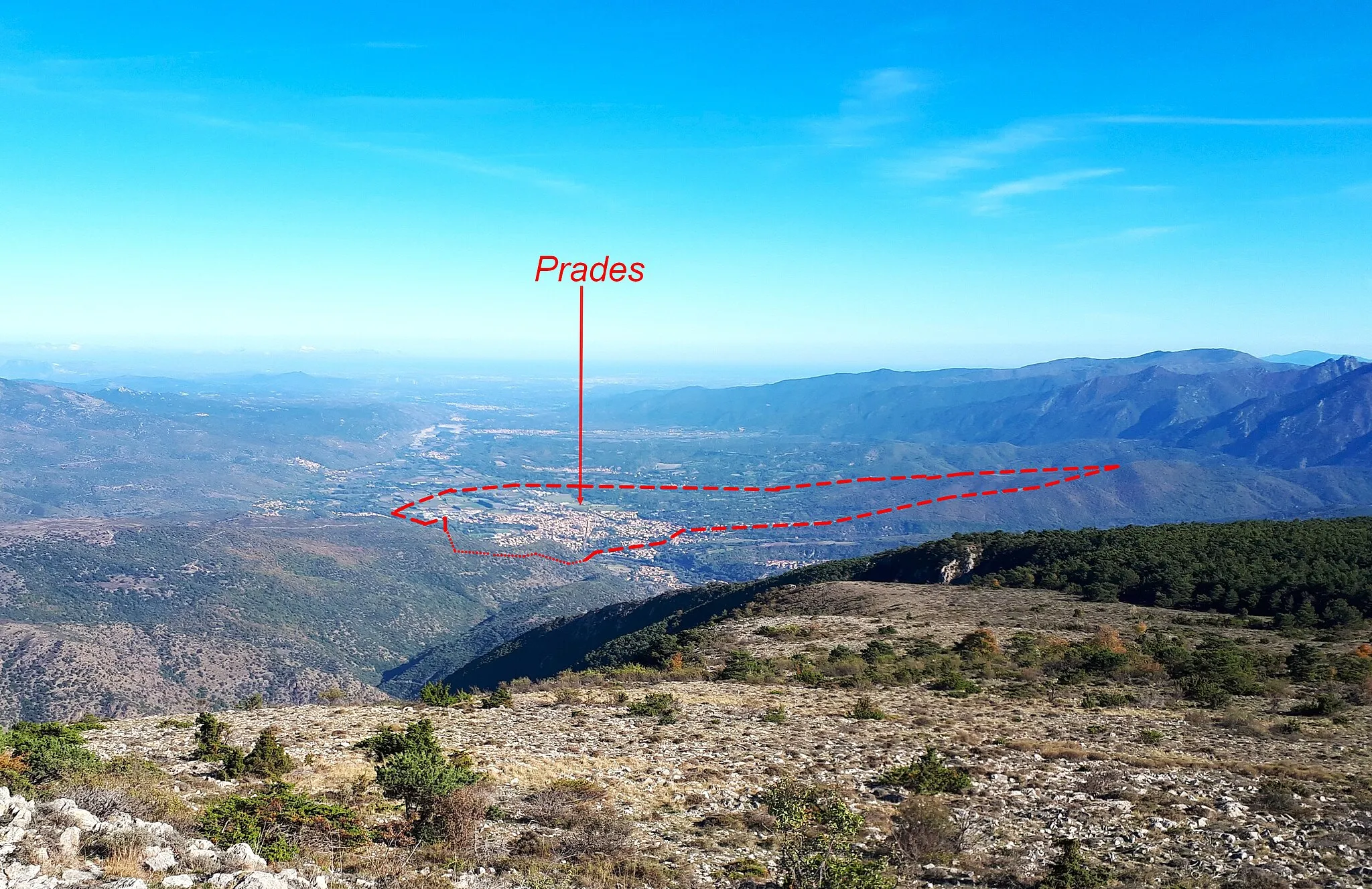 Photo showing: Prades, Pyrénées-Orientales (66), vue de l'ouest. La ligne pointillée indique la limite approximative de la commune. Image de base : Prades commune 66.jpg.