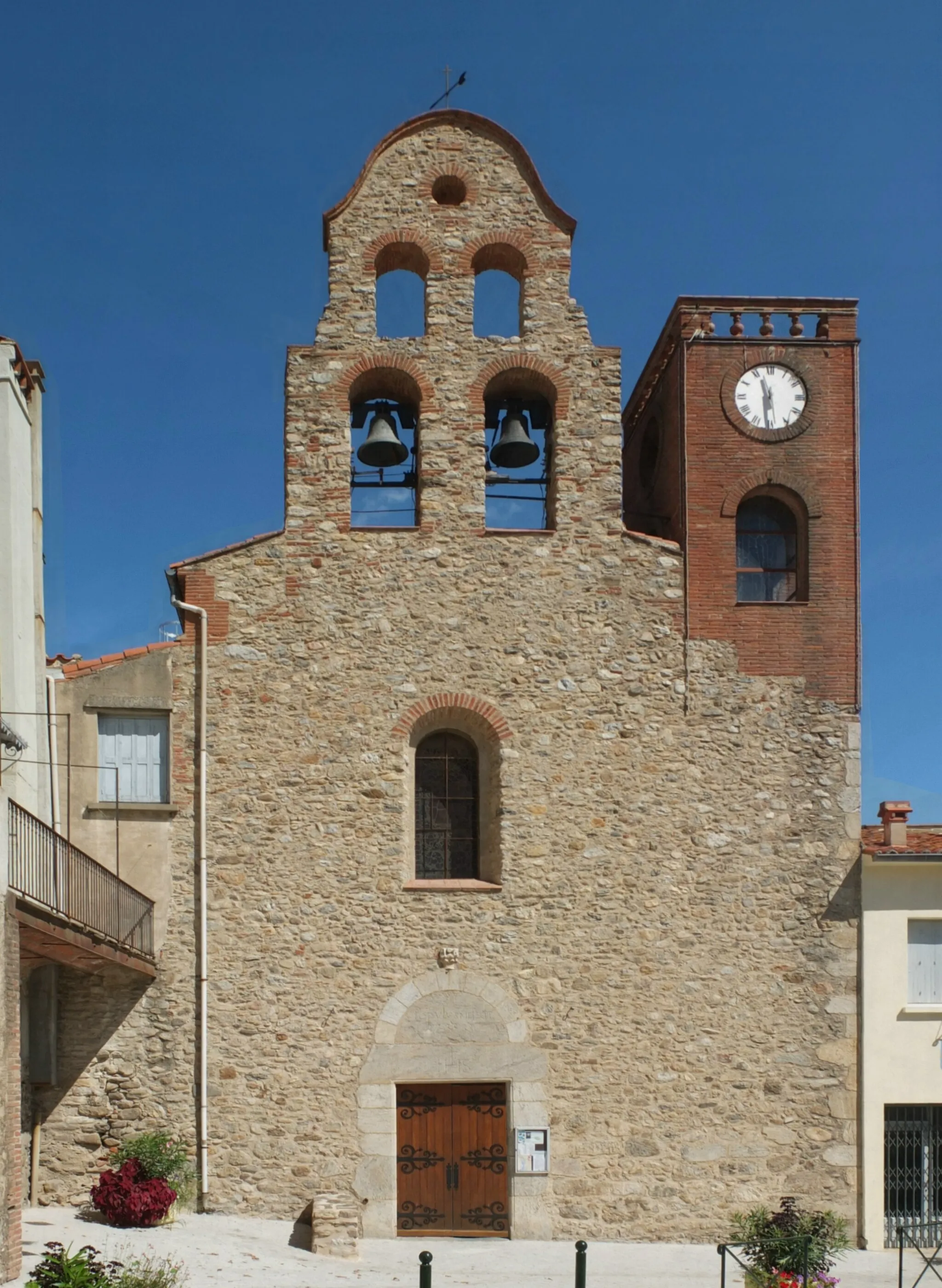 Photo showing: Parish church Saint-Assiscle et Sainte-Victoire, Sorède, France (view S).
