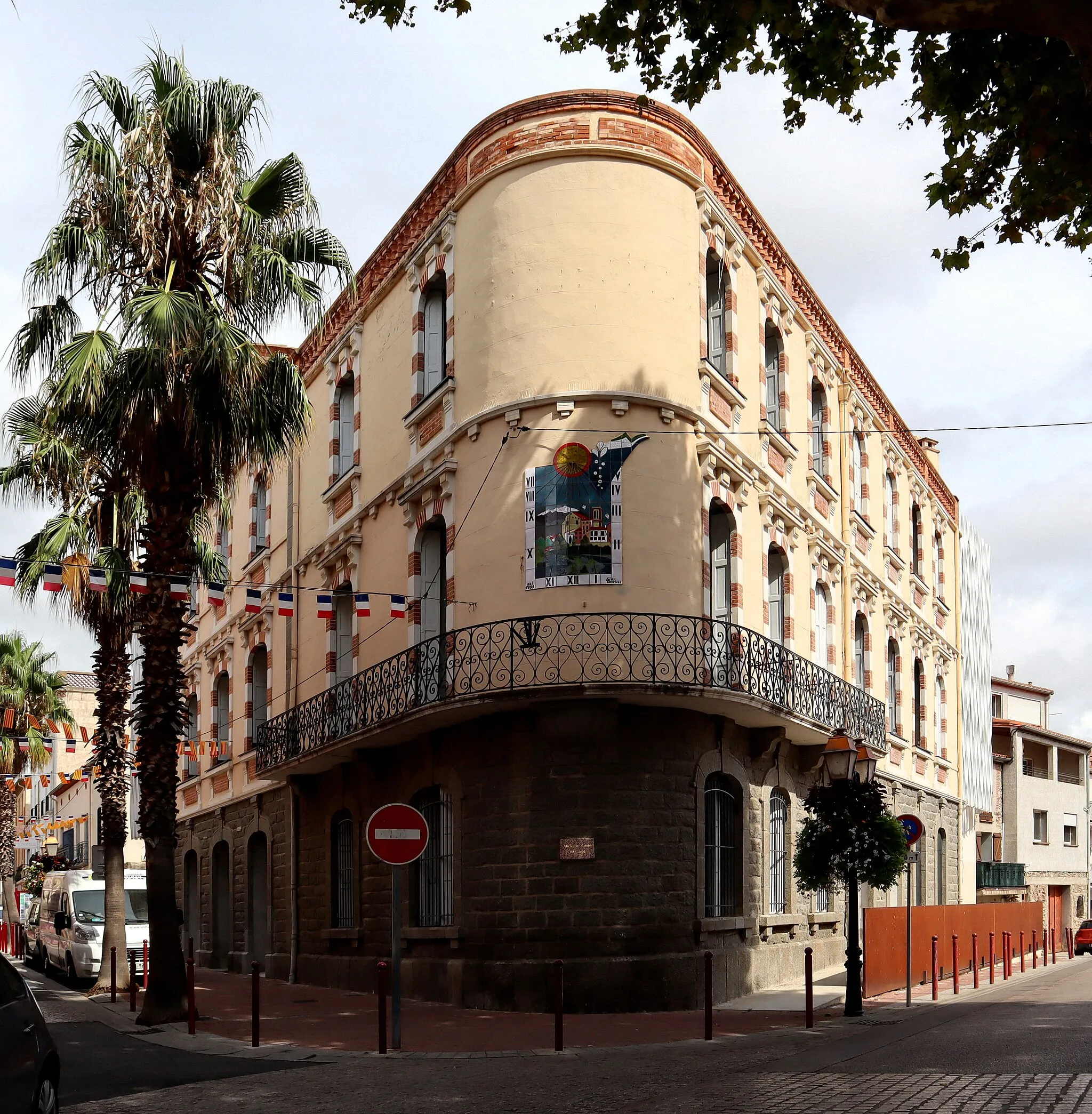 Photo showing: Old town Hall (1912) in Le Boulou, France