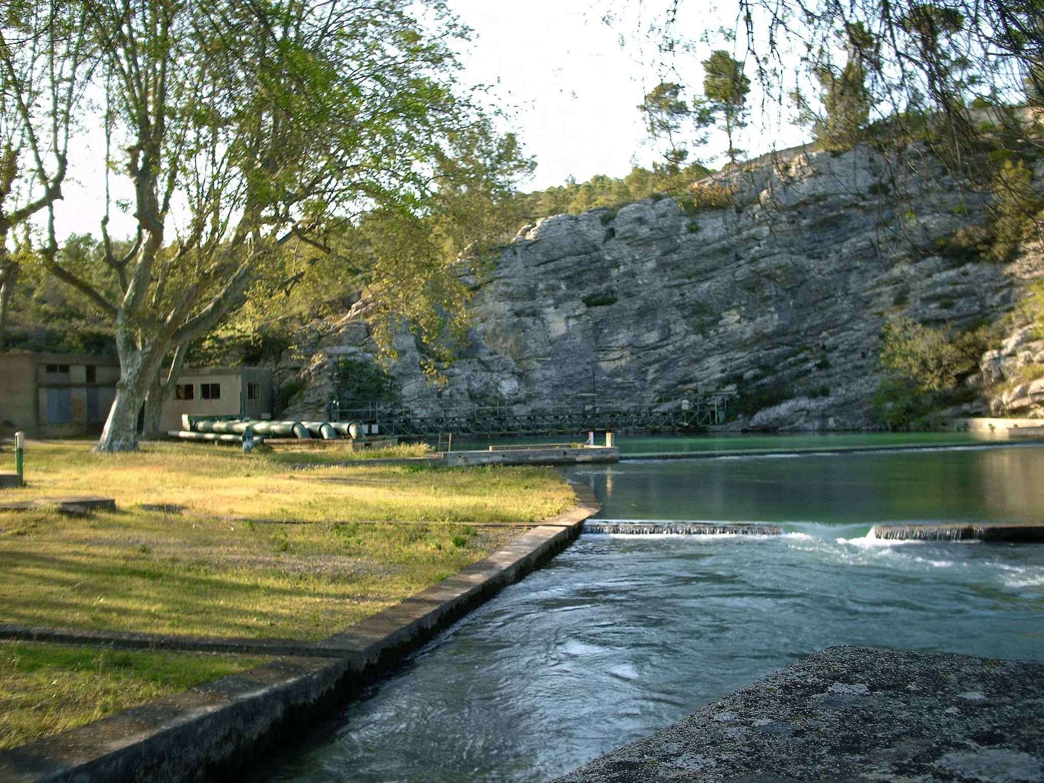 Photo showing: La source du Lez, résurgence du vaste ensemble karstique sous-jacent aux Garrigues nord montpelliéraines.
La source est à Saint-Clément-de-Rivière, département Hérault, France.