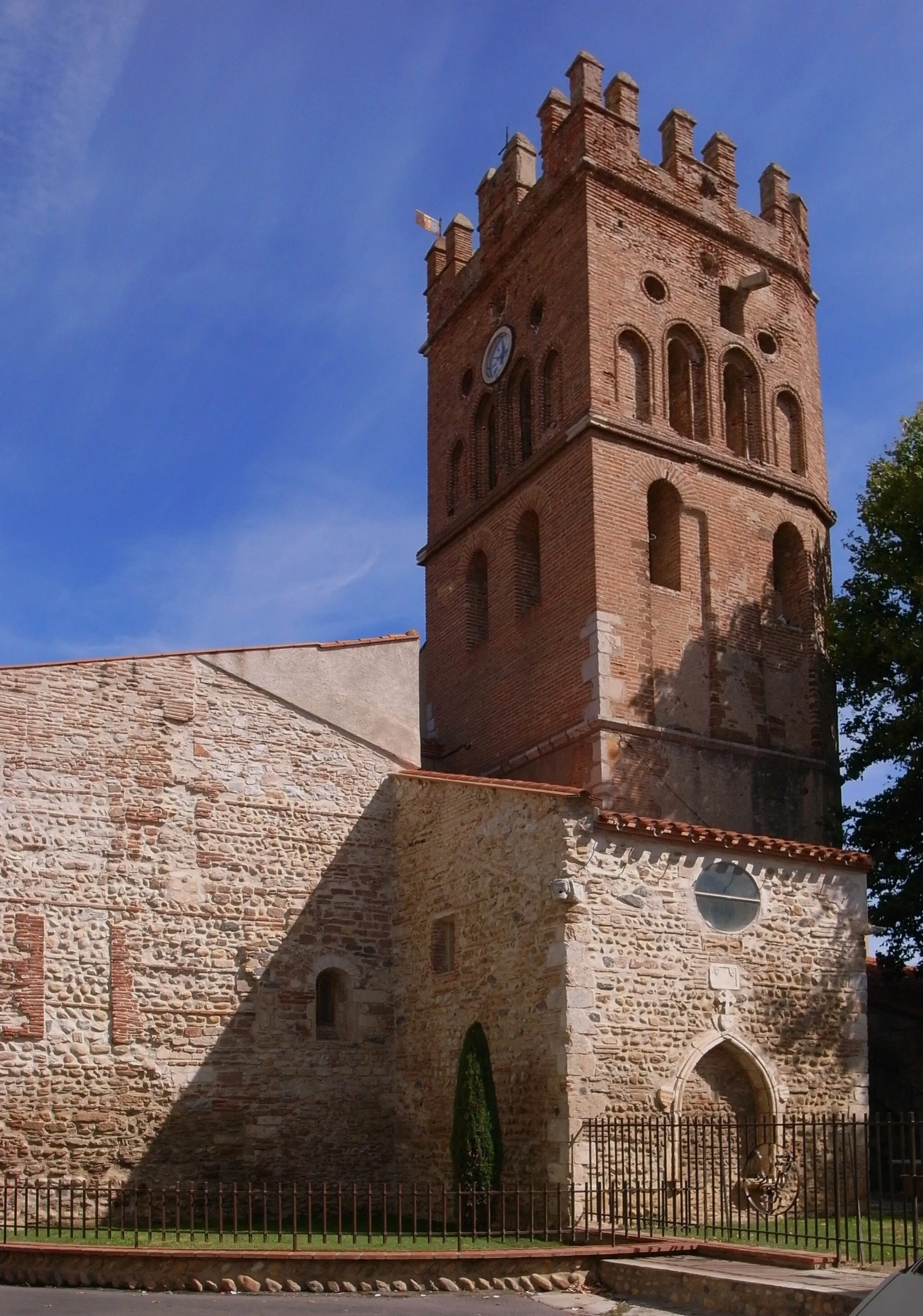 Photo showing: The church of Saint Vincent in Claira, in the Pyrénées-Orientales département, in southwestern France. Transformed to improve perspective distortion.