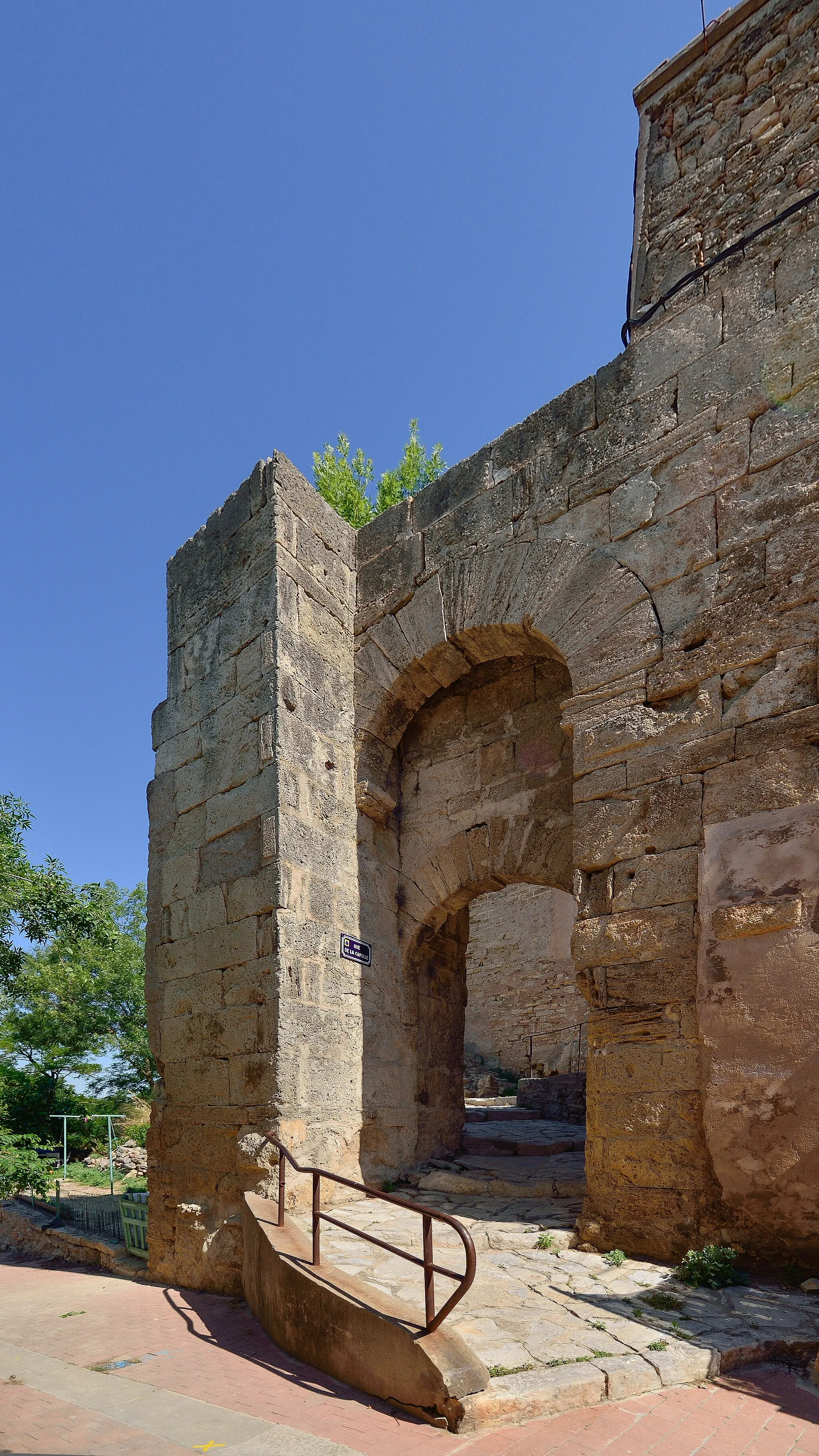 Photo showing: Curtain wall (XIVe century) in the heart of the village. Montbazin, Hérault, France.