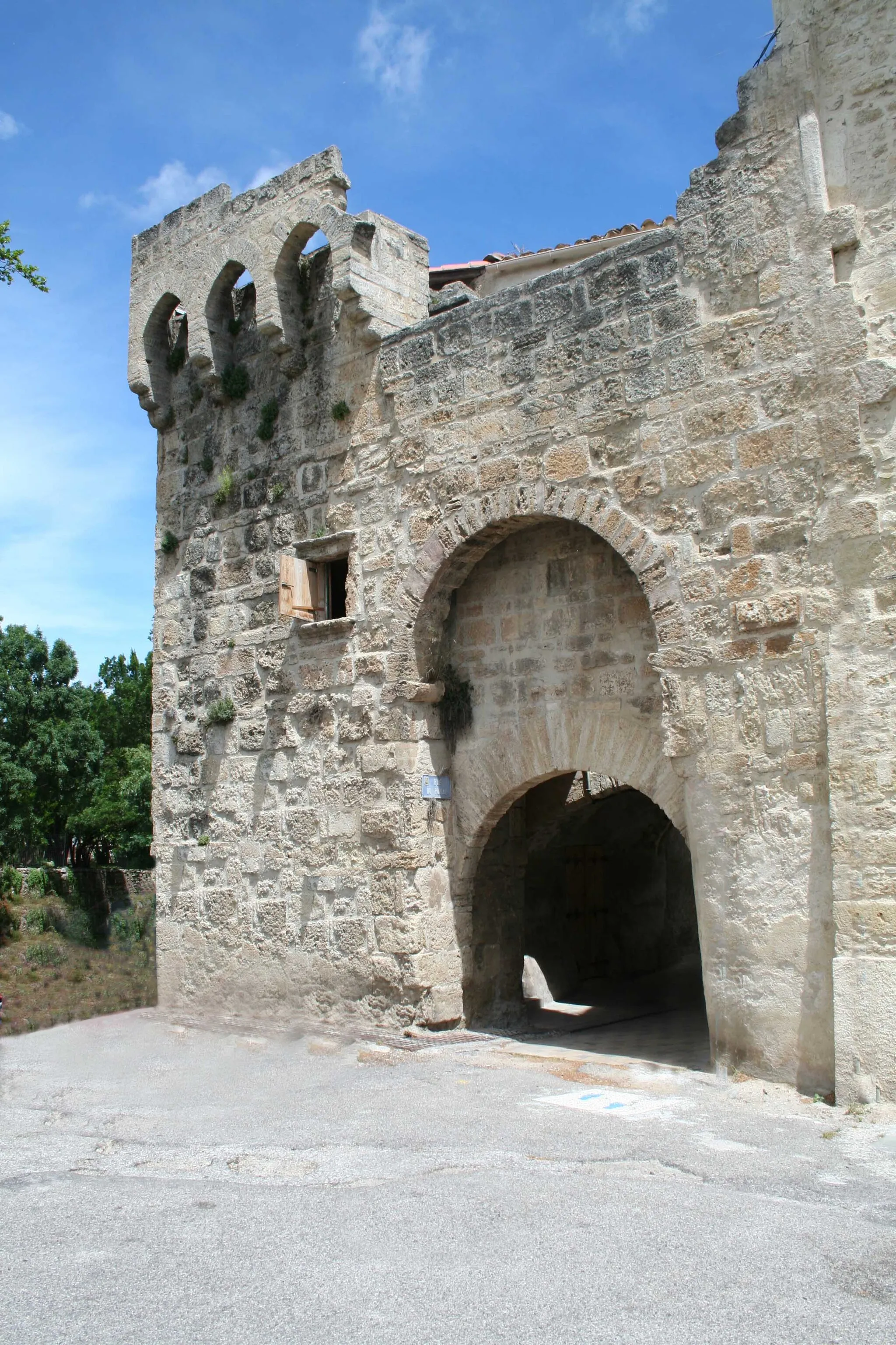 Photo showing: Montbazin (Hérault) - Porte de l'enceinte, de style gothique.