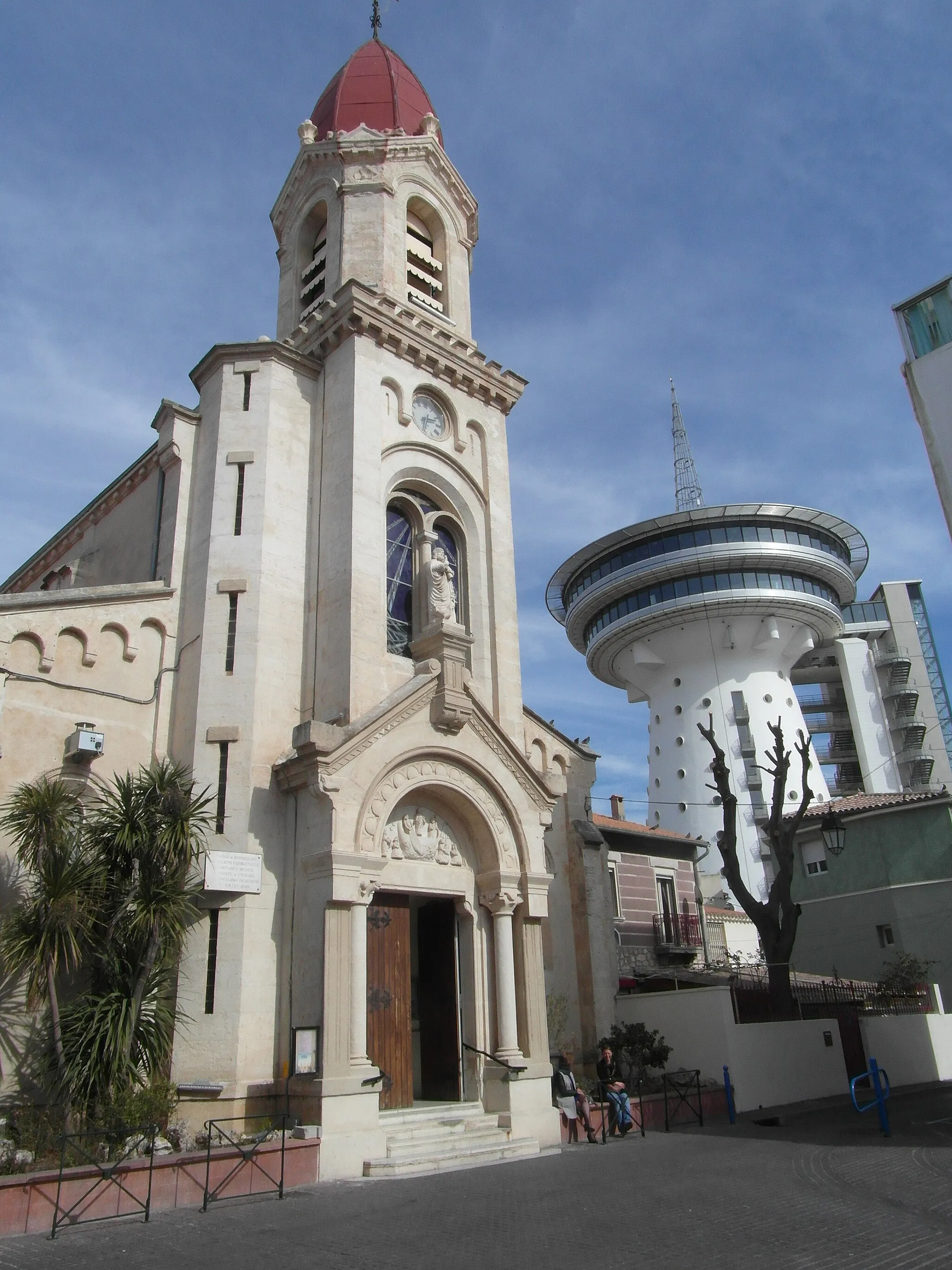 Photo showing: L'église de Palavas et le phare de la Méditerranée