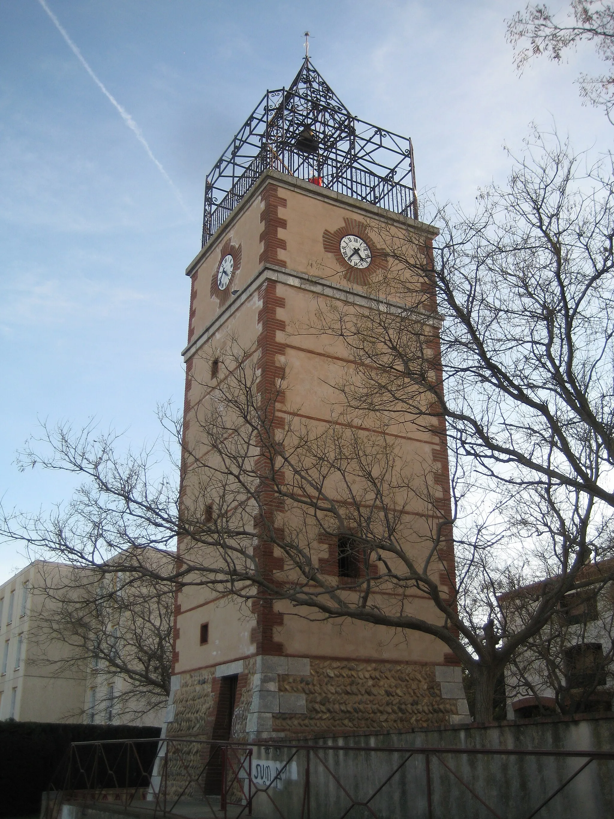 Photo showing: tour avec horloge à Saint-Estève