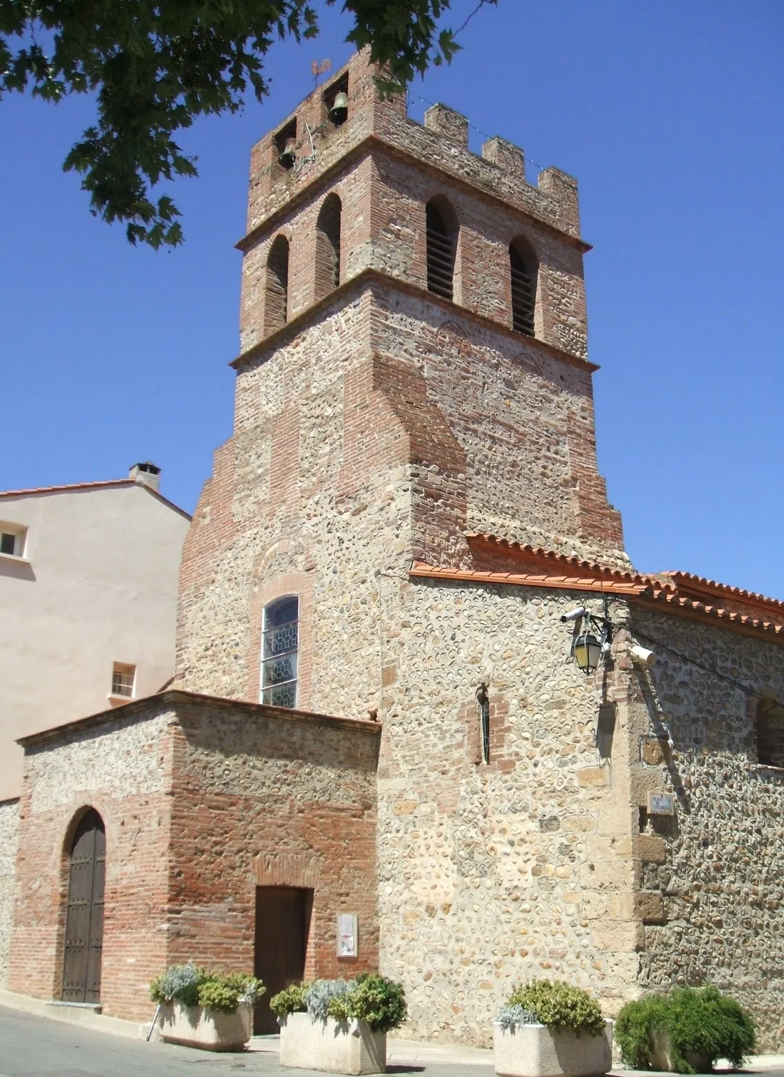 Photo showing: Saint-Estève (département of Pyrénées-Orientales, Languedoc-Roussillon région, France) : romanesque church of Saint-Estève (XIth-XIIth century), sole remain of the benedictine abbey of Saint-Estève ; tower (rebuilt in the XIXth century)