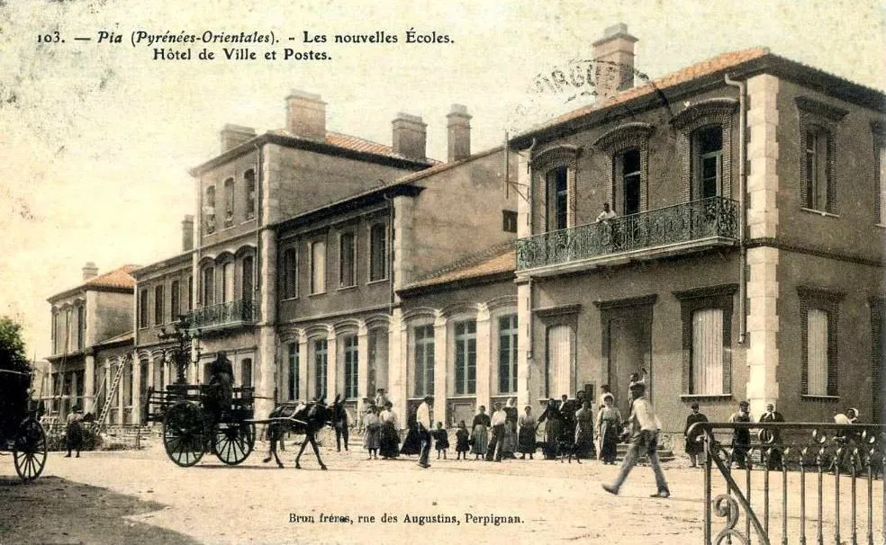 Photo showing: La mairie, les écoles et la poste à Pia au début du 20ème siècle