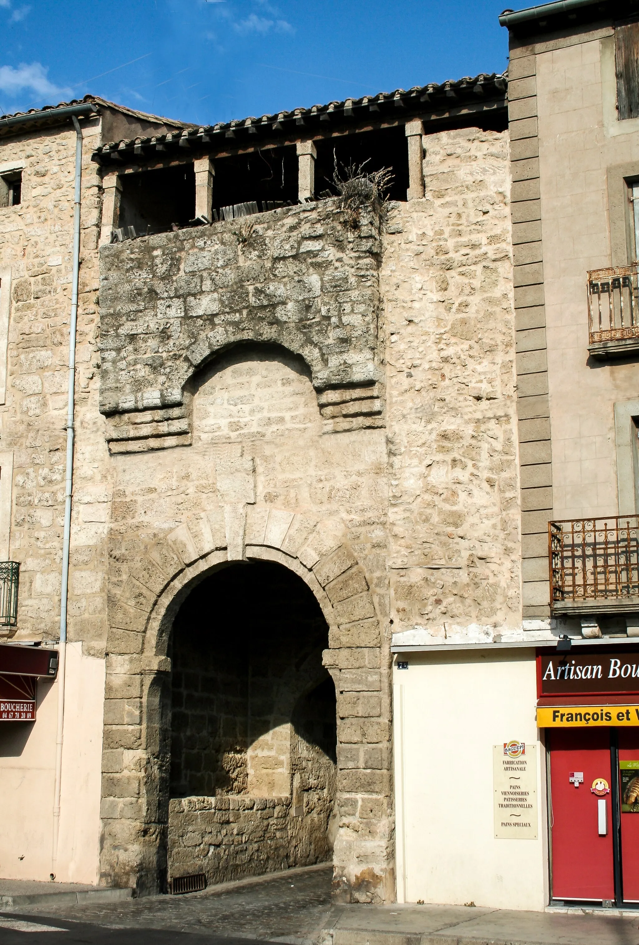 Photo showing: Poussan (Hérault) - porte Notre-Dame.