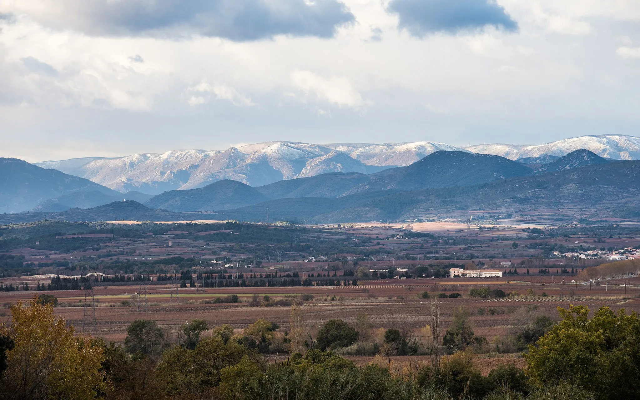 Photo showing: The "Montagne Noire" (Black Mountain) and a part of the commune of Thézan-lès-Béziers from the Southeast in the commune of Corneilhan, Hérault, France.