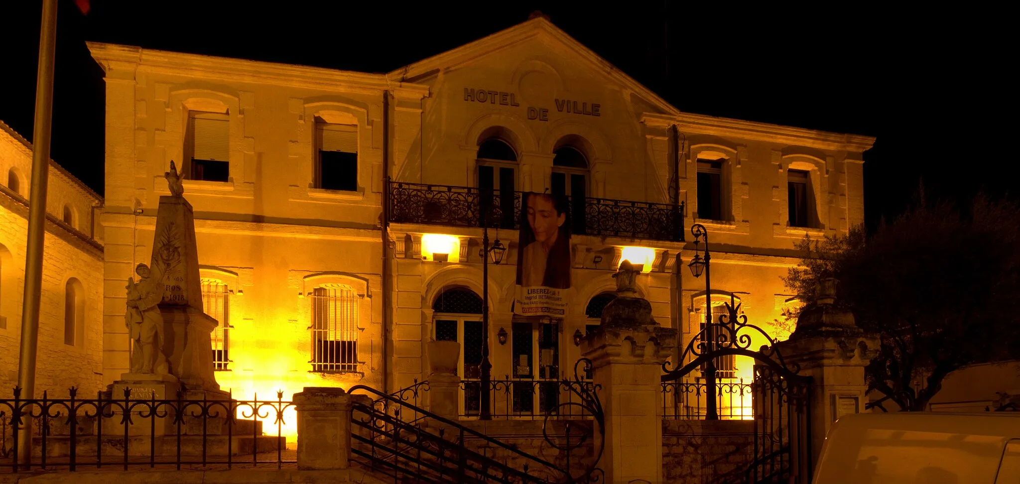 Photo showing: The town hall of Vendargues in France, by night