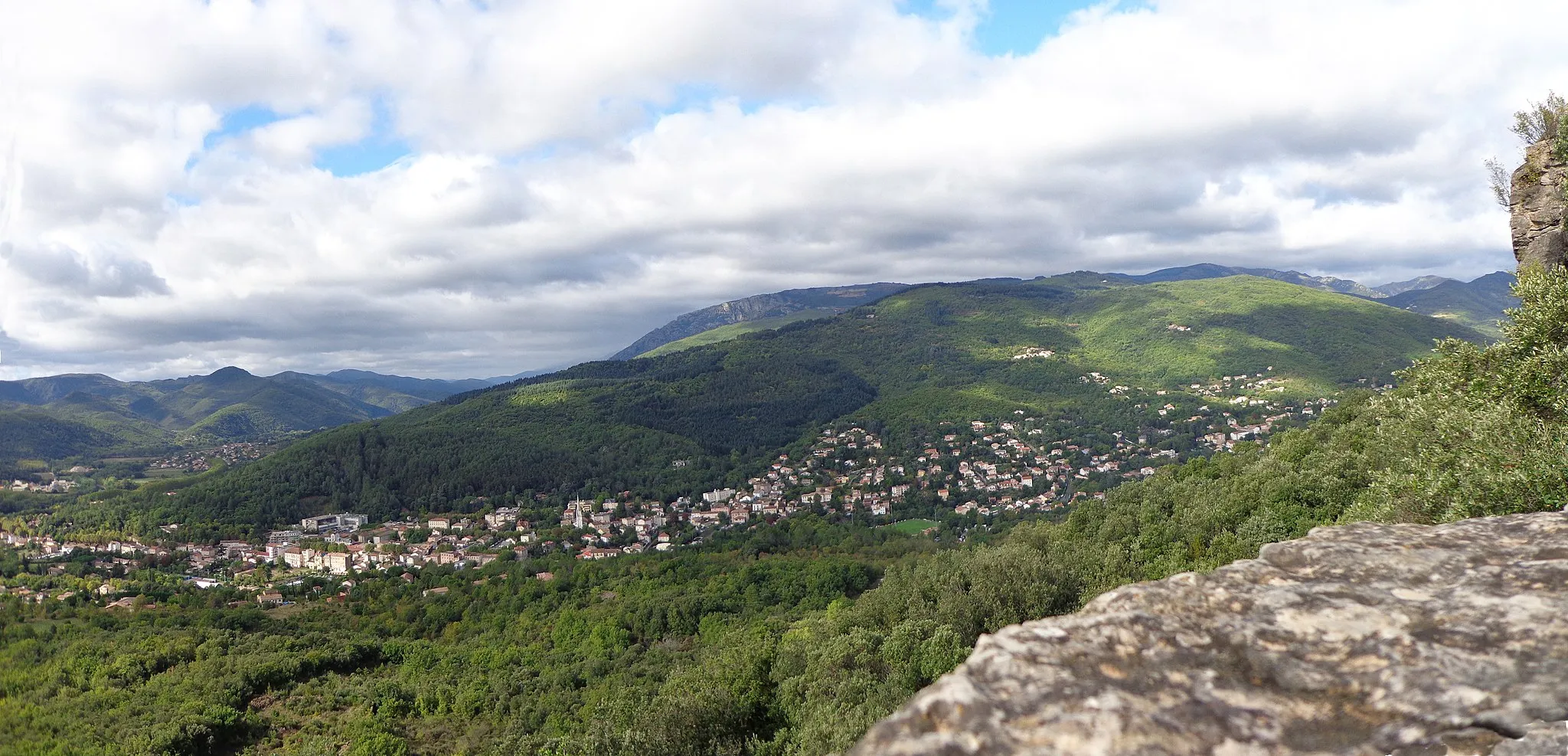 Photo showing: Lamalou-les-Bains (Hérault) - panorama sur Lamalou, le Poujol, Combes pris depuis la Chapelle ND de Capimont. On aperçoit Saint-Vital, le Fraisse, Villecelle. À l'arrière-plan, les monts de l'Espinouse.
