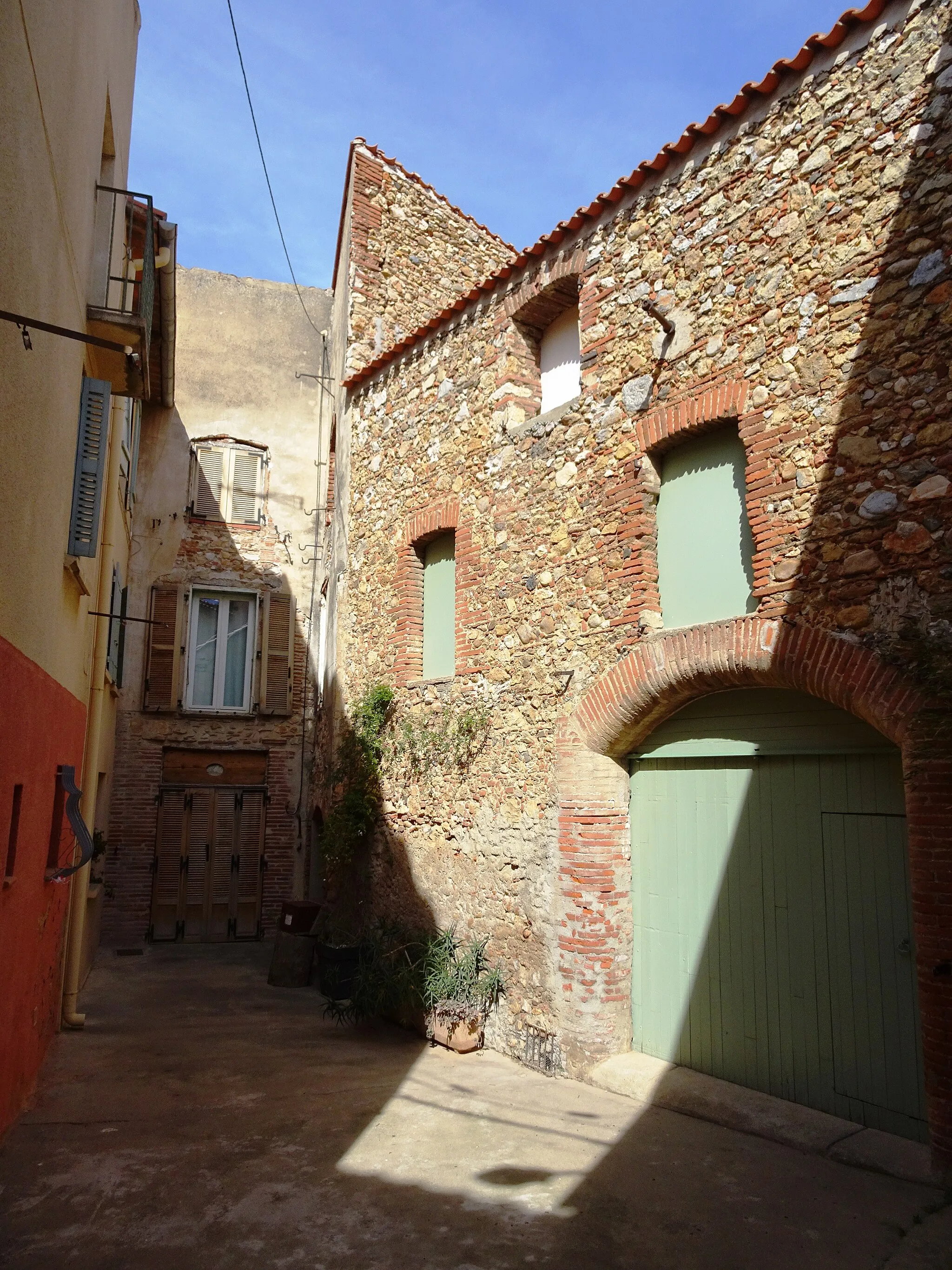 Photo showing: Cour et maisons du centre ancien de Baixas