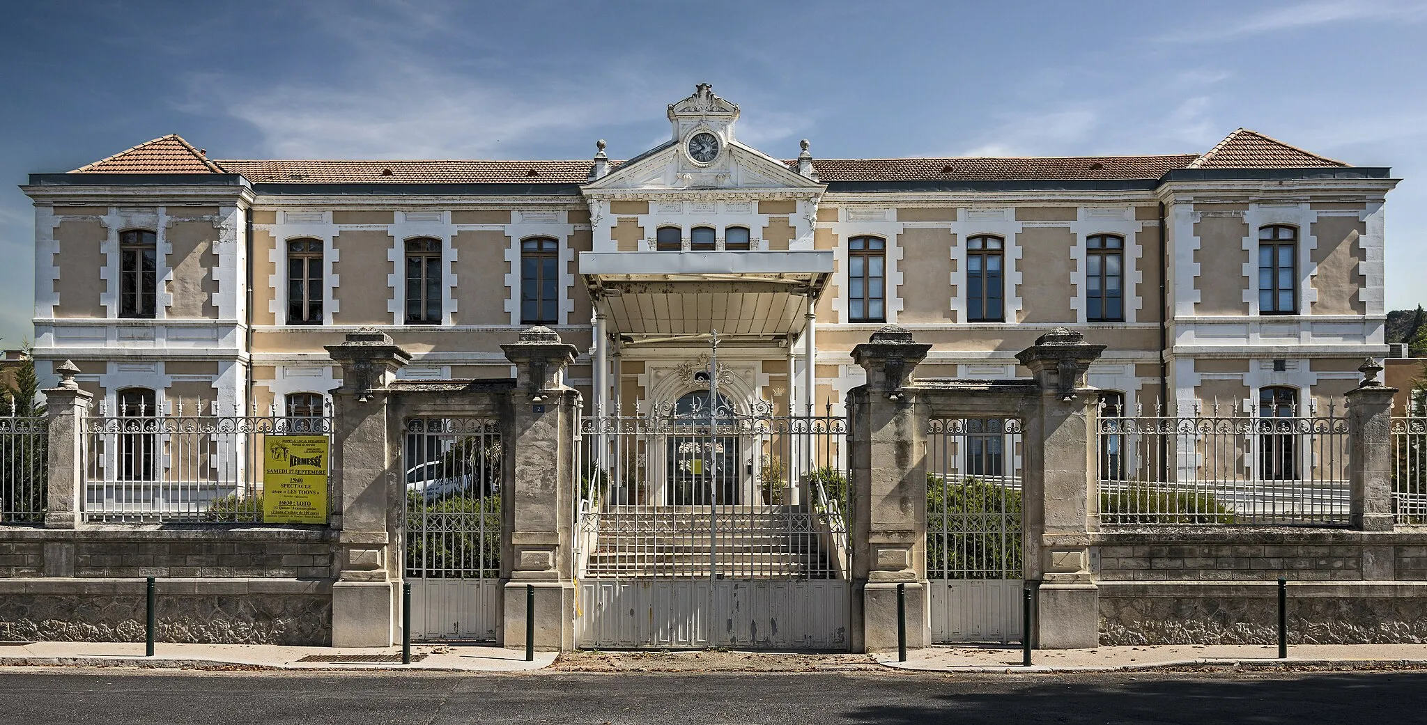 Photo showing: Bédarieux Hérault France - Facade of the hospital.