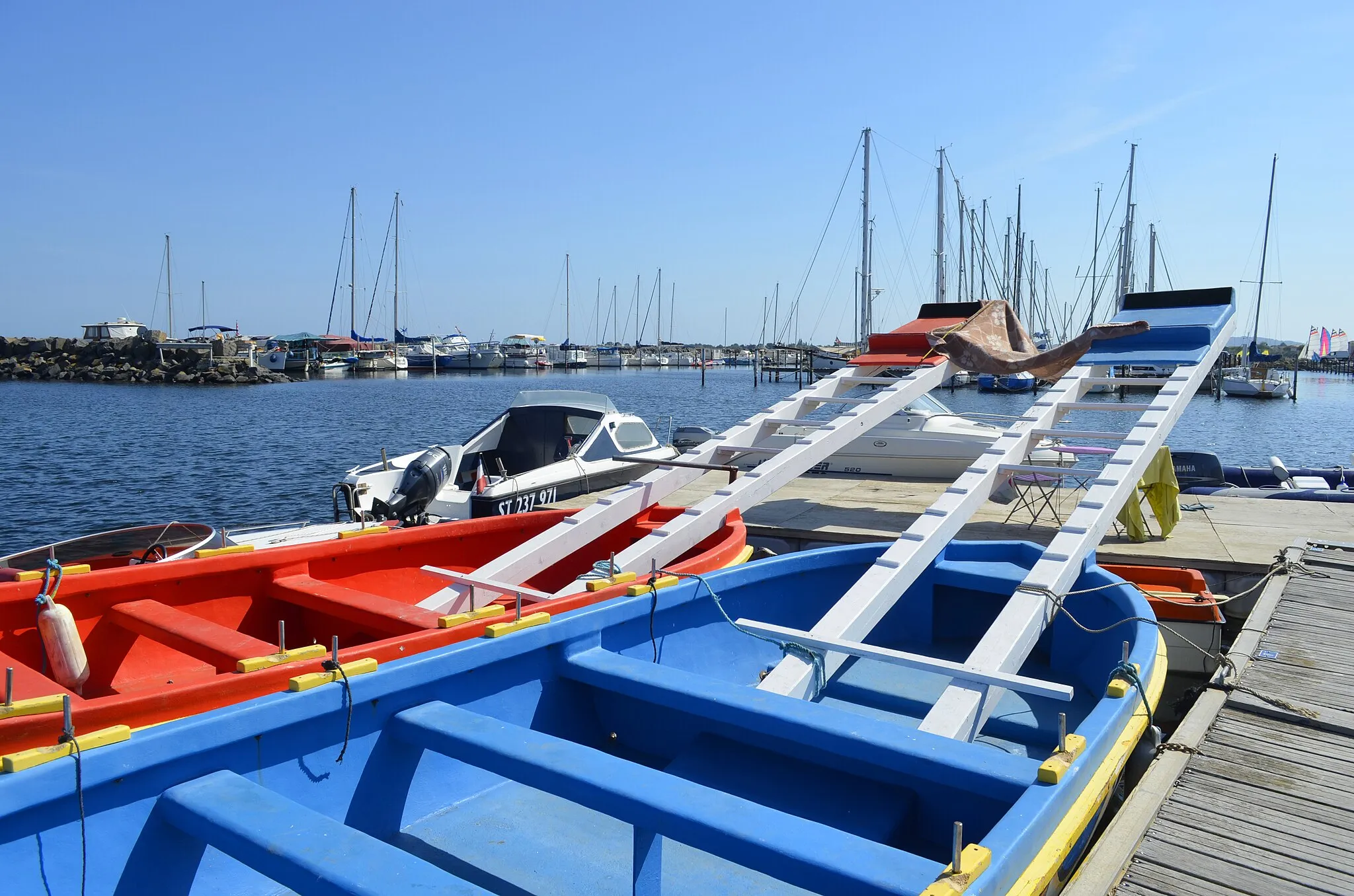 Photo showing: Les deux barques de joutes ("les Marseillanaises") de Marseillan (Hérault).