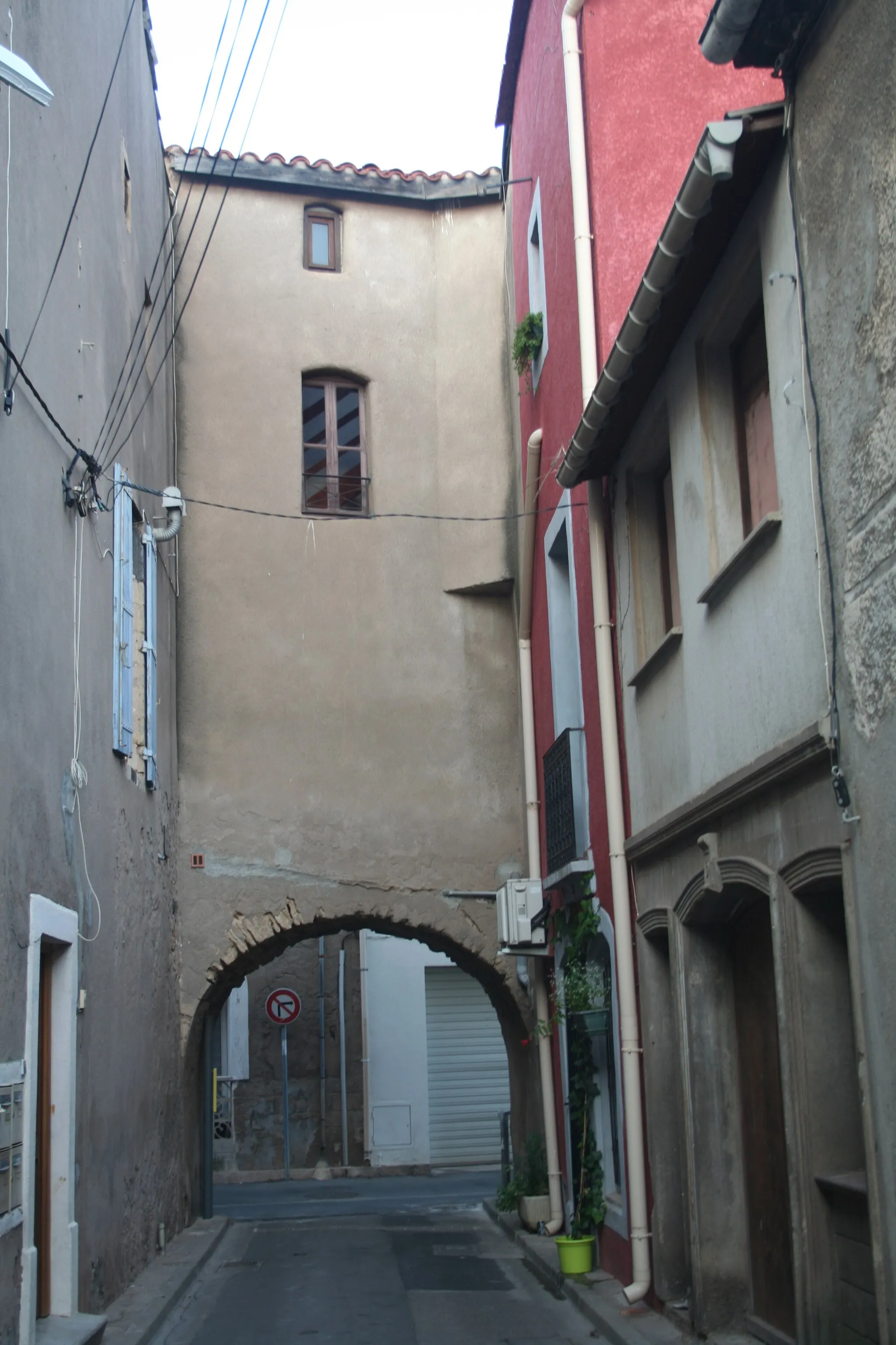 Photo showing: Marseillan (Hérault) - porcheron (XIVe siècle), face externe