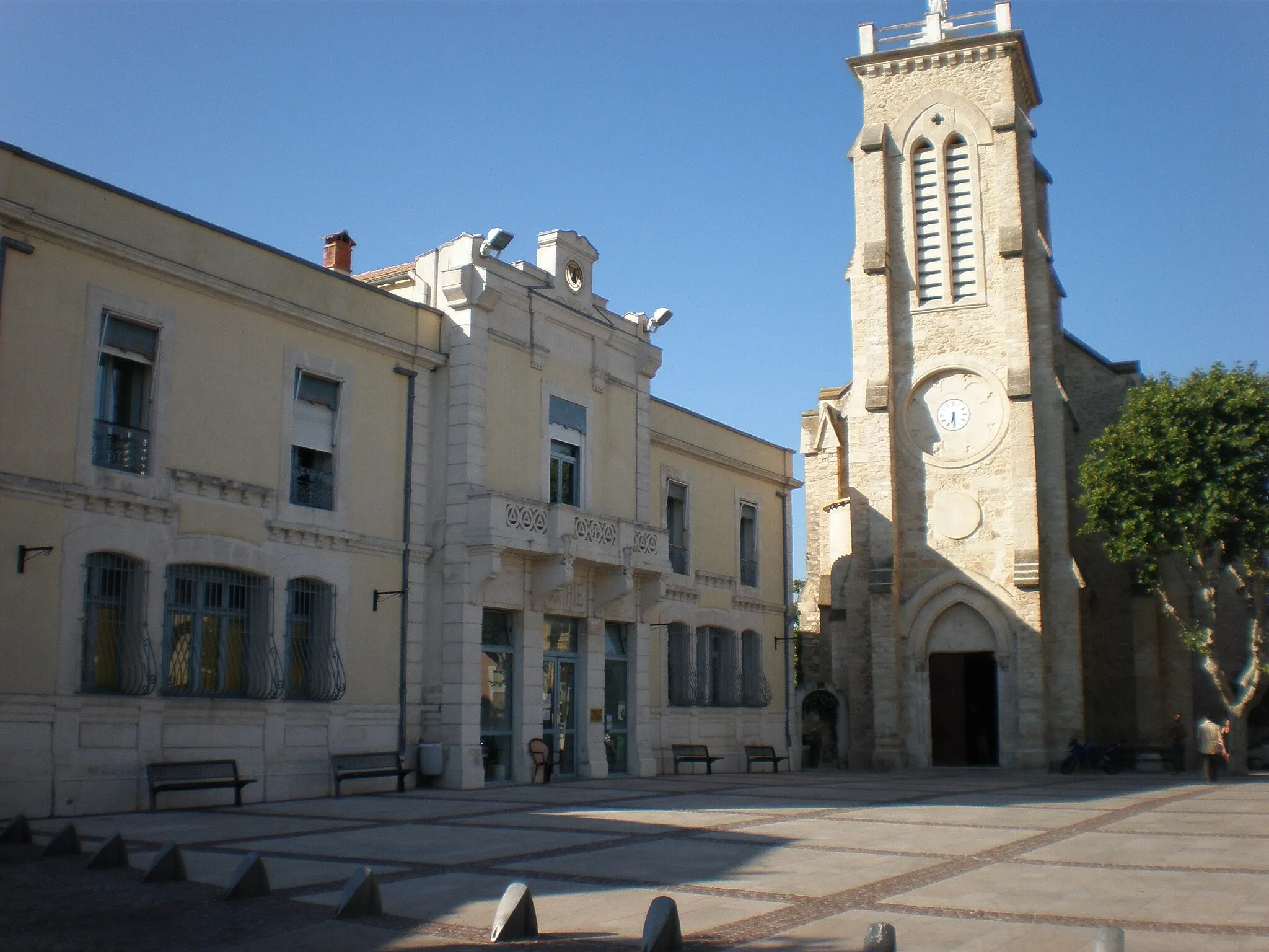 Photo showing: Pérols (Hérault) : la mairie et l'église de la Transfiguration-du-Seigneur et Saint-Sixte II