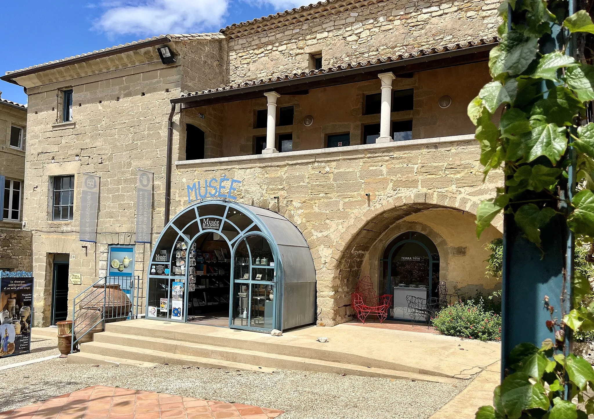 Photo showing: Saint-Quentin-la-Poterie - Musée de la poterie méditerranéenne.