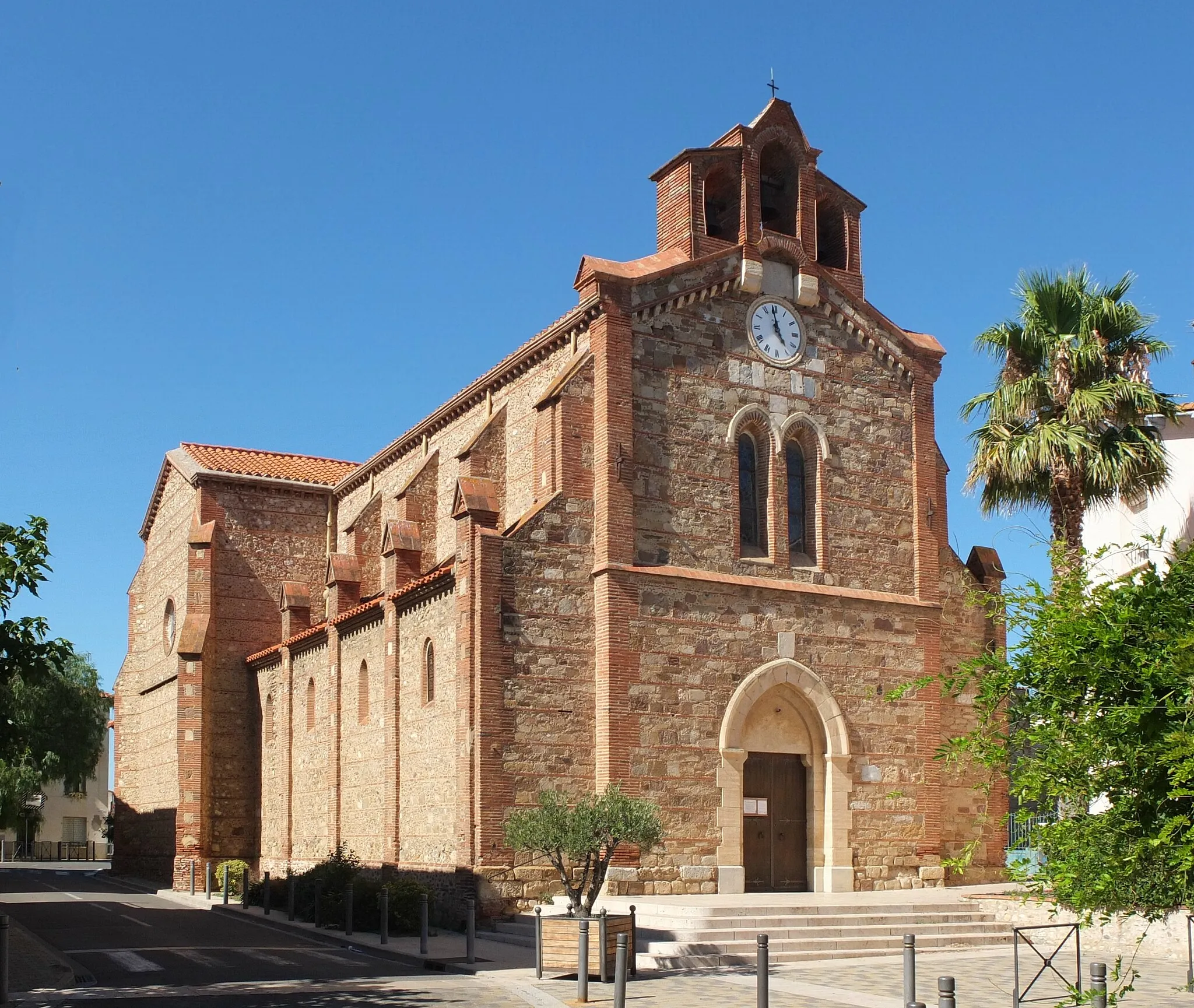 Photo showing: Parish church of Saint-Nazaire (Pyrénées-Orientales), France, Romanesque origin, but totally restored in the 19th ctry. (view S).
