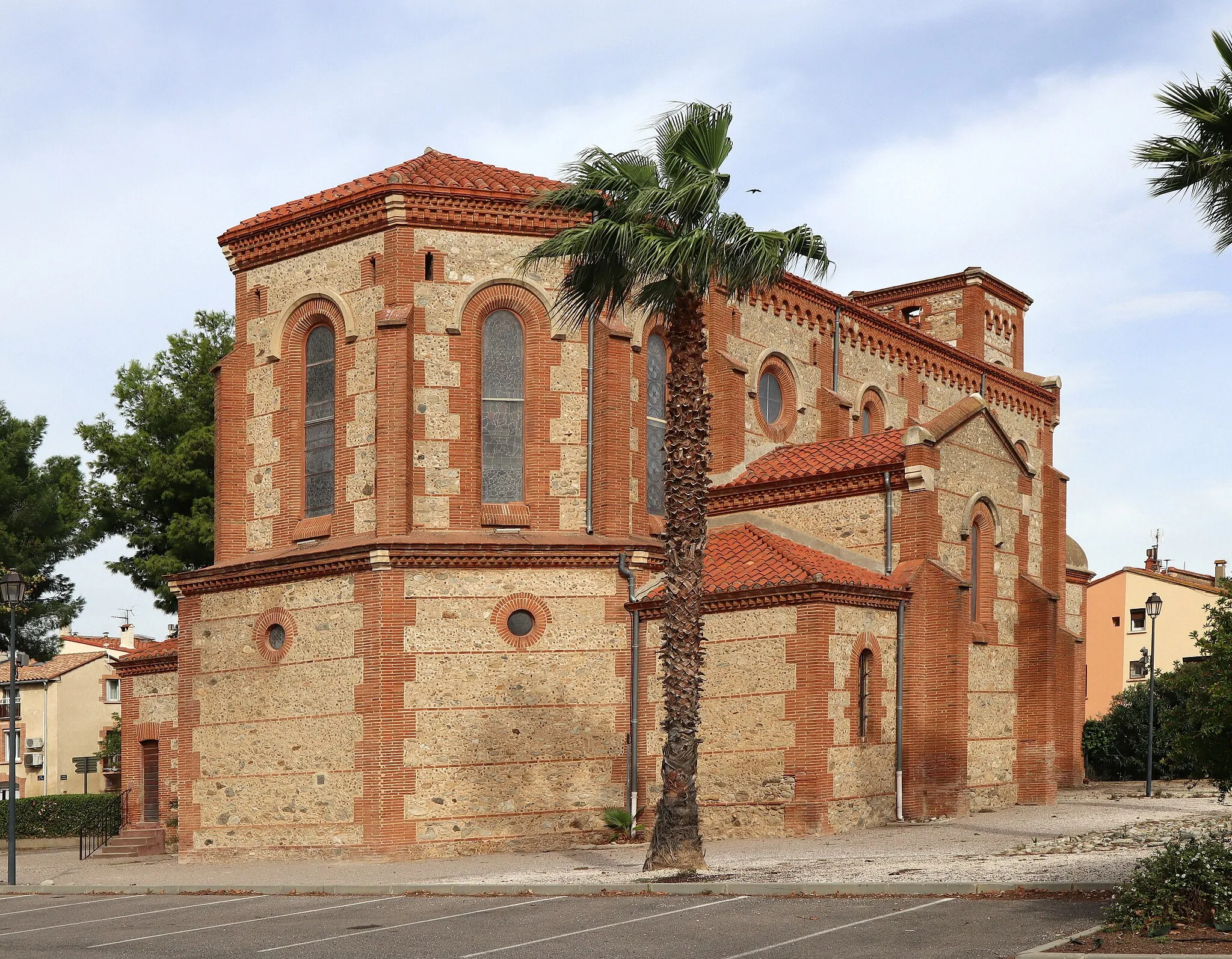 Photo showing: Parish church Saint-Étienne in Saleilles, Department Pyrénées-Orientales, France (southeast view).