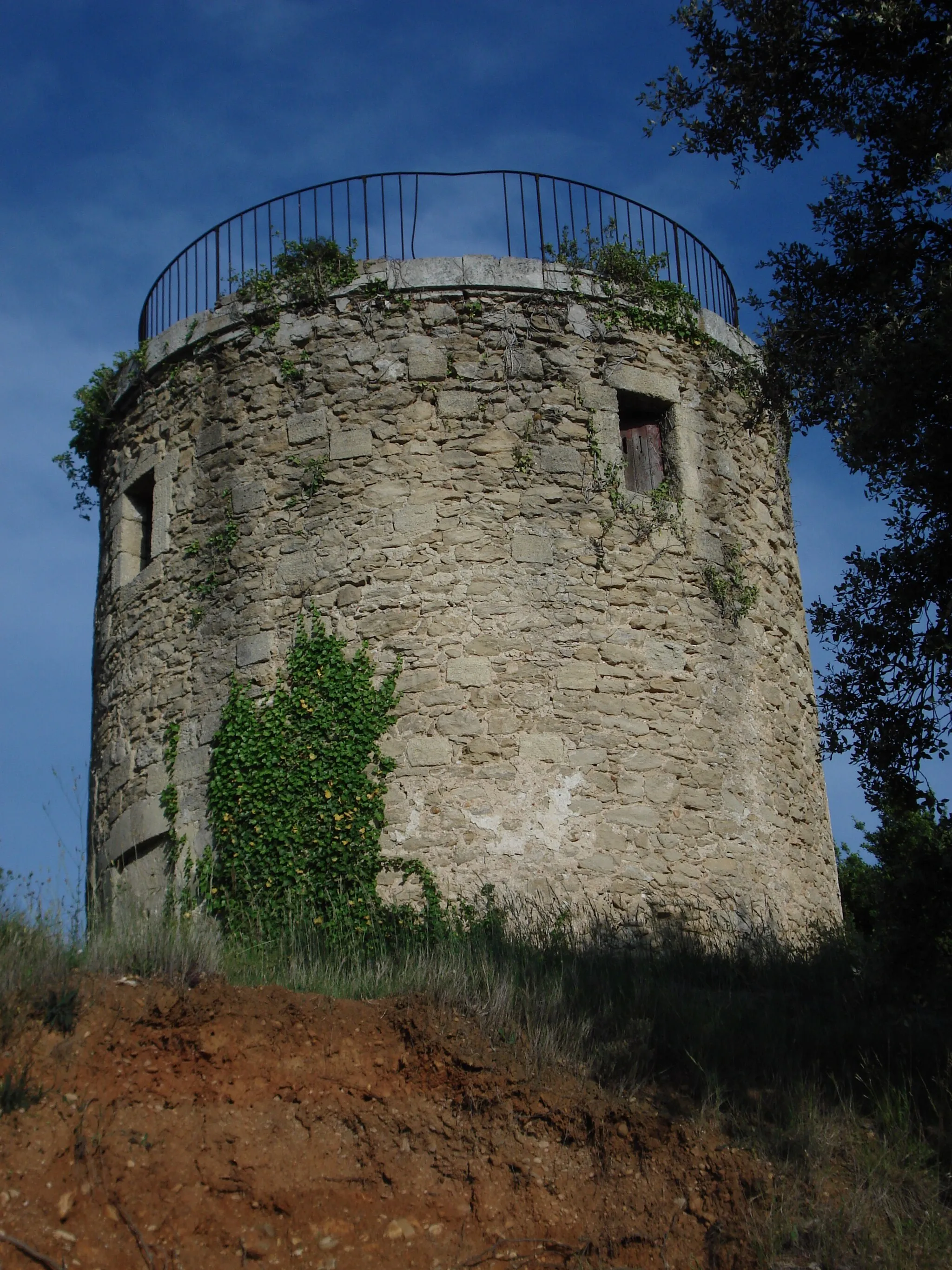 Photo showing: Un des 2 moulins en ruine de Beauvoisin surplombant le village
