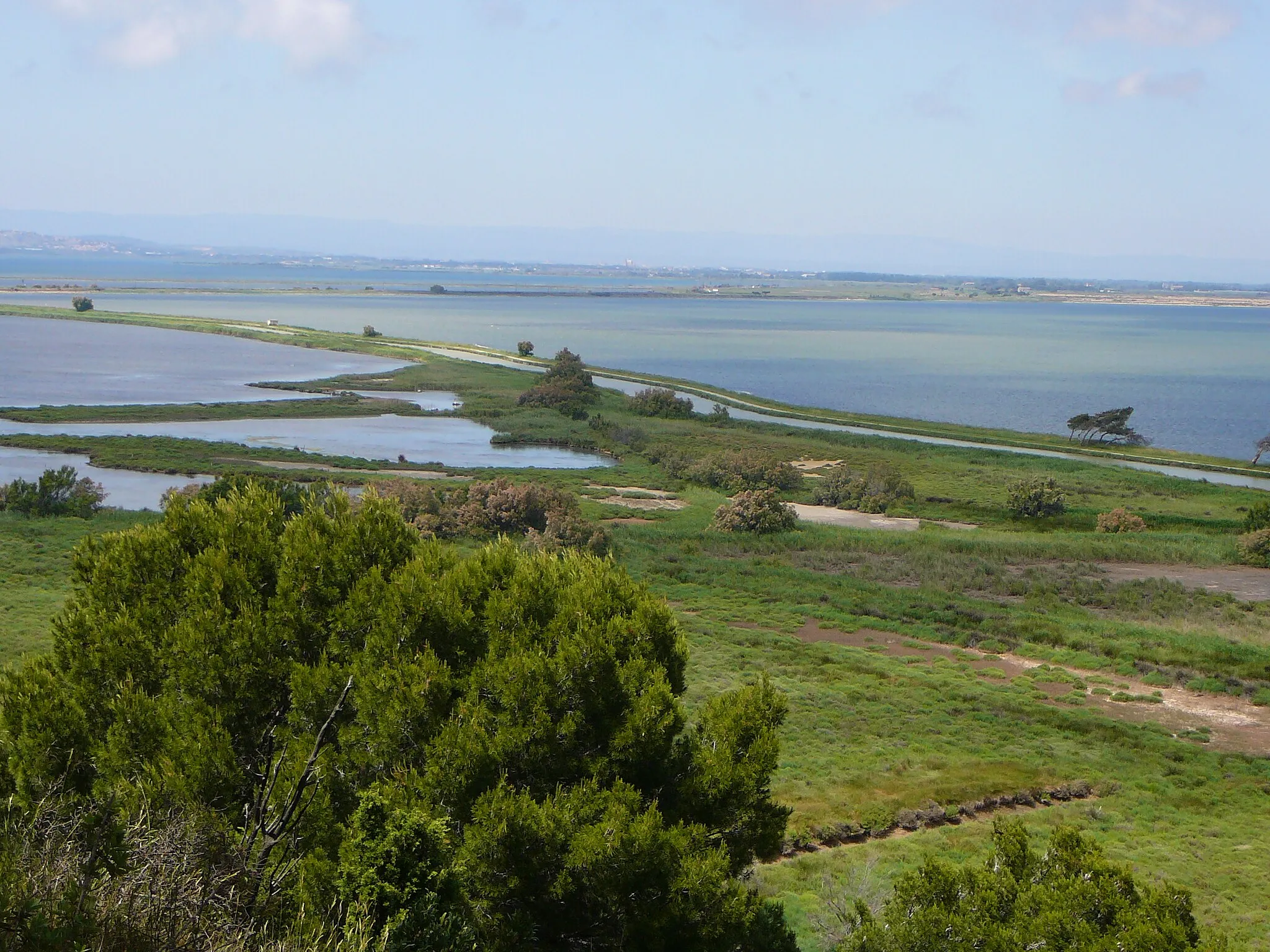 Photo showing: Vue sur l'étang de Bages depuis l'île Sainte-Lucie à Port-la-Nouvelle (photo personnelle de Joyce11).