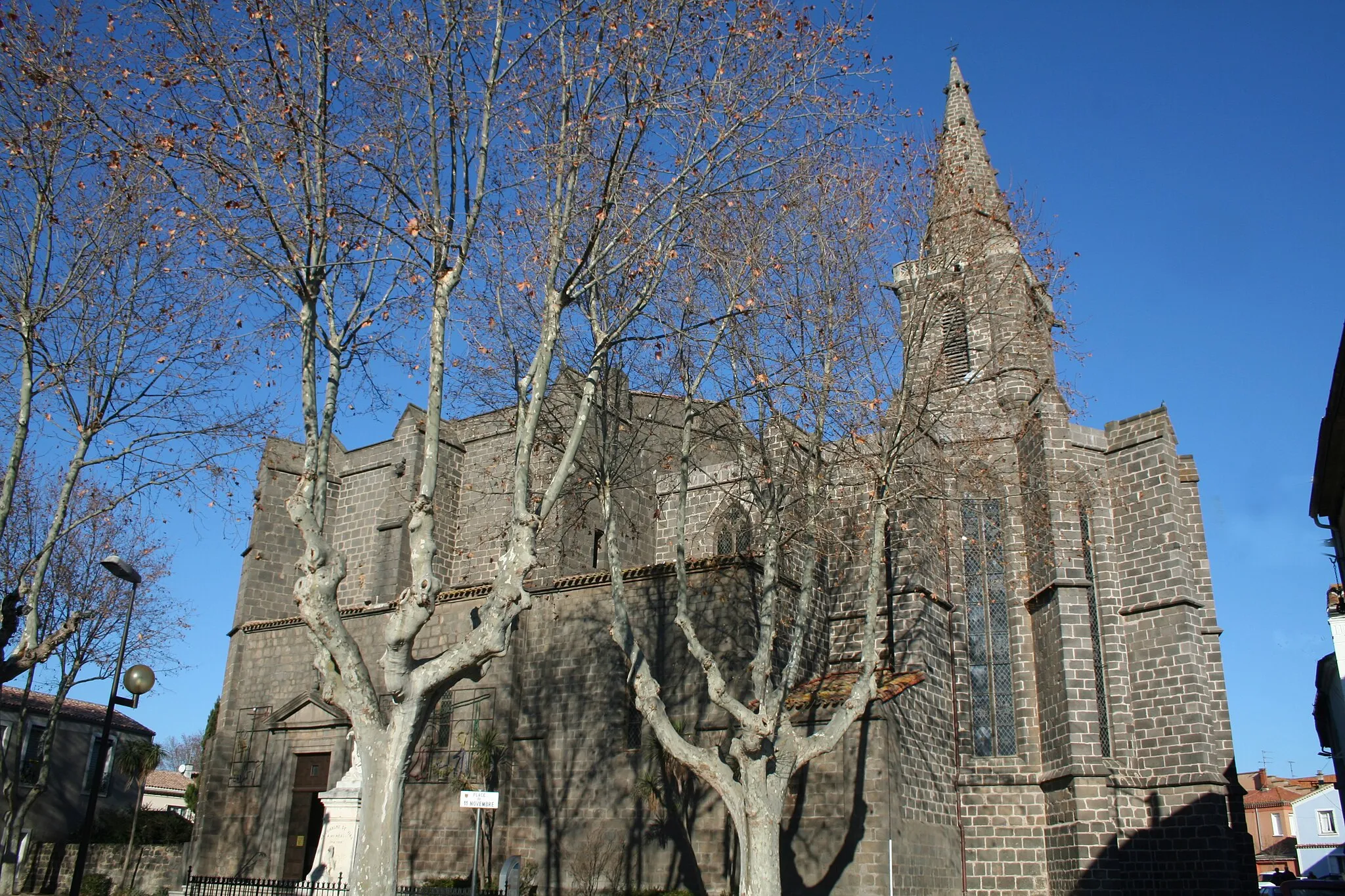 Photo showing: Vias (Hérault) - Façade sud de l'église Saint-Jean-Baptiste (XIVe - XVe siècles).
