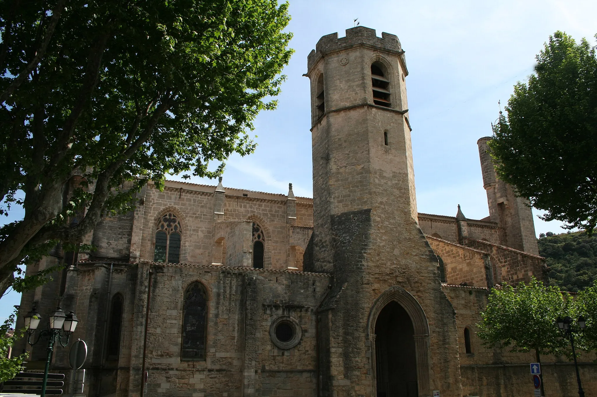 Photo showing: Clermont-l'Hérault (Hérault) - Façade nord de la Collégiale Saint-Paul.