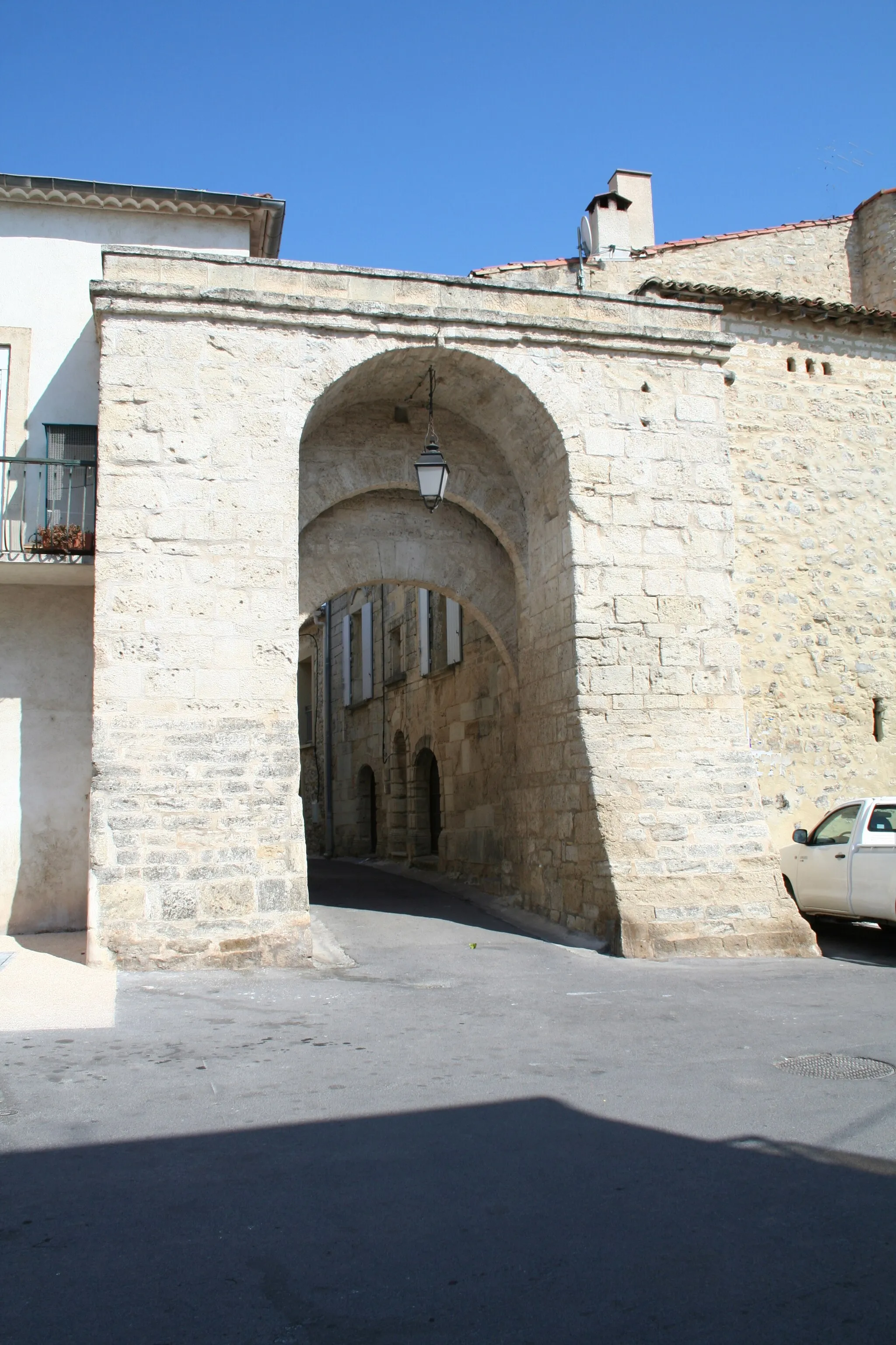 Photo showing: Mireval (Hérault) - Porche (ancienne porte côté Frontignan) - Grand-Rue.