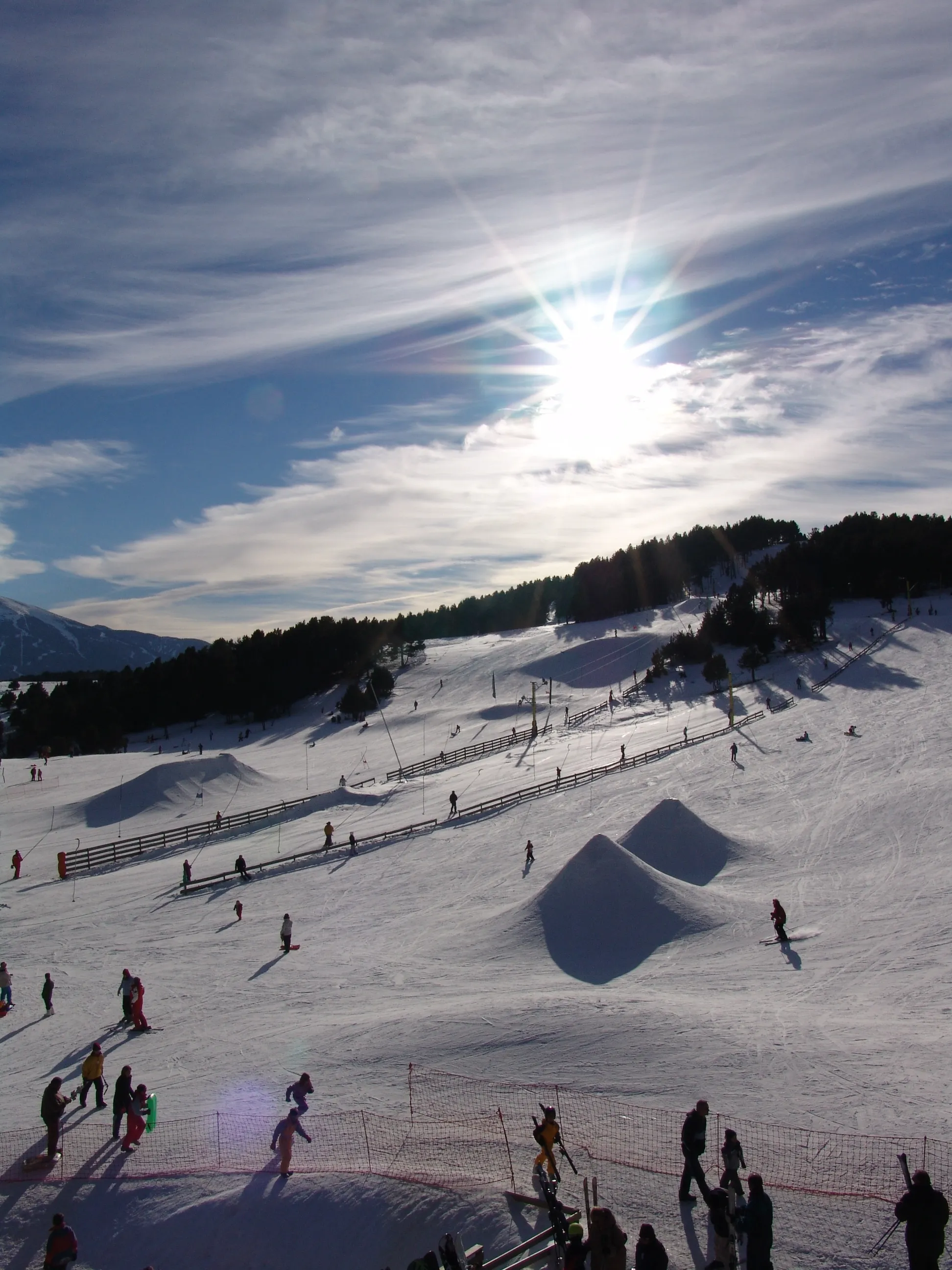 Photo showing: La Quillane, particule reconnaissable : station de ski créée par un famille pour les familles avec location de matériel, restauration, pêche à la truite, base de loisirs.