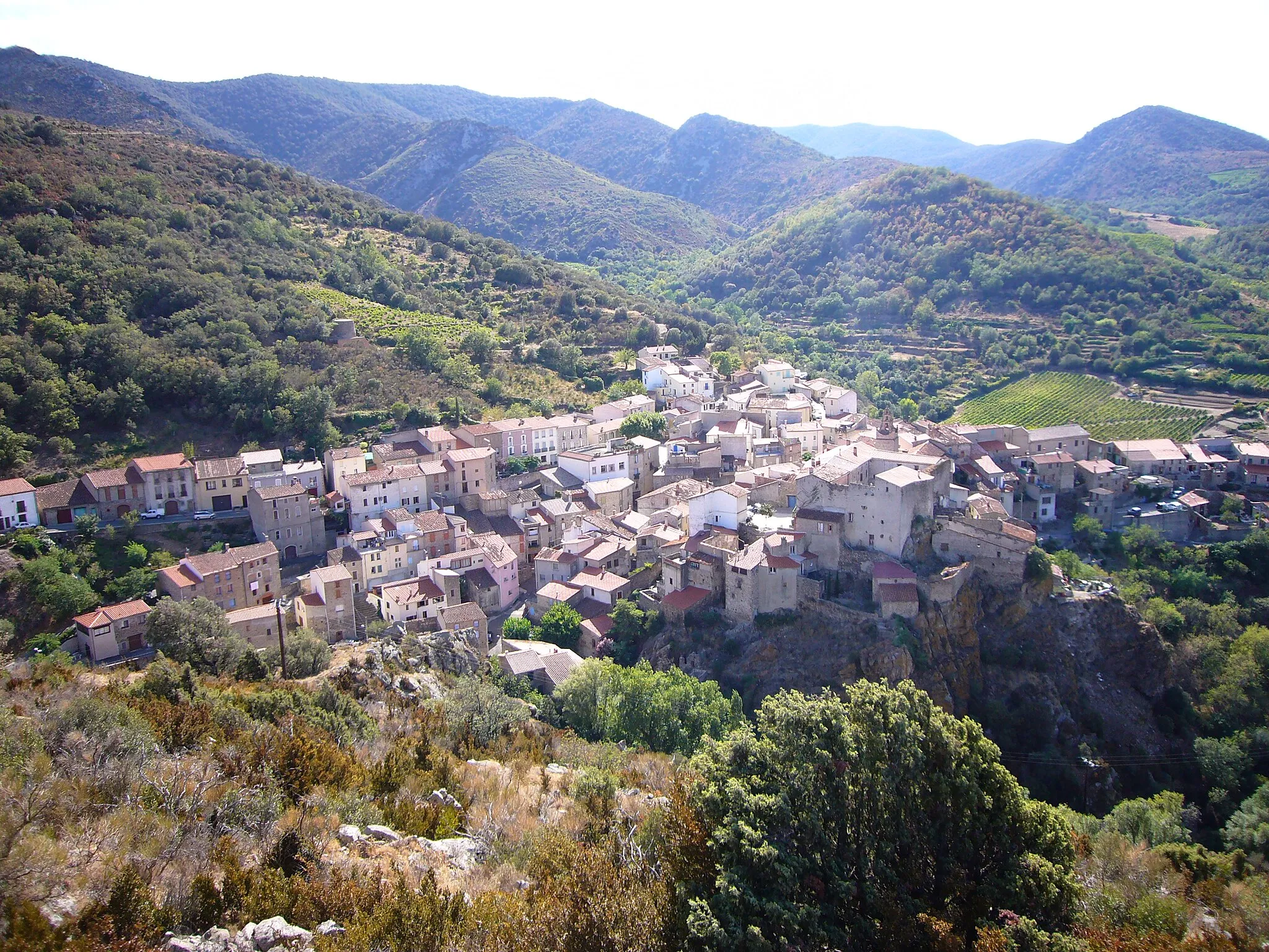 Photo showing: Vue du village de Caramany depuis le rocher de la Bade (66, France)