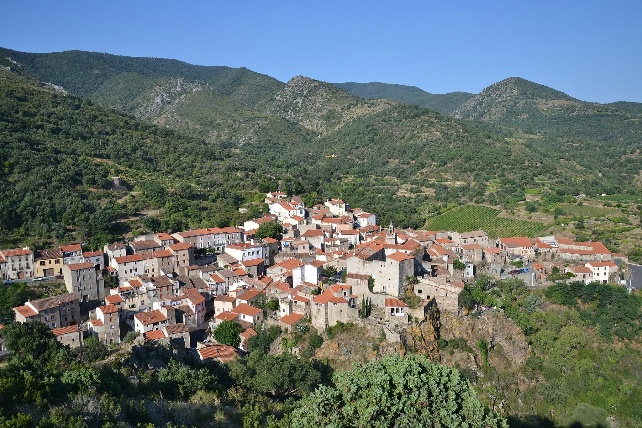 Photo showing: Caramany, depuis le rocher de la Bade (Pyrénées-Orientales, France).